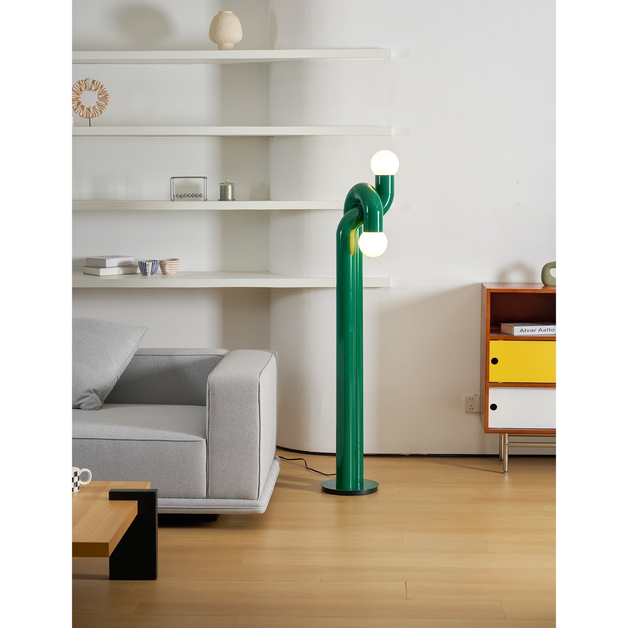 Moderne Staande Boogvorm Lamp met Twee Glazen Bollen – Decoratieve Dubbele Verlichting voor Woonkamer | Sansoti