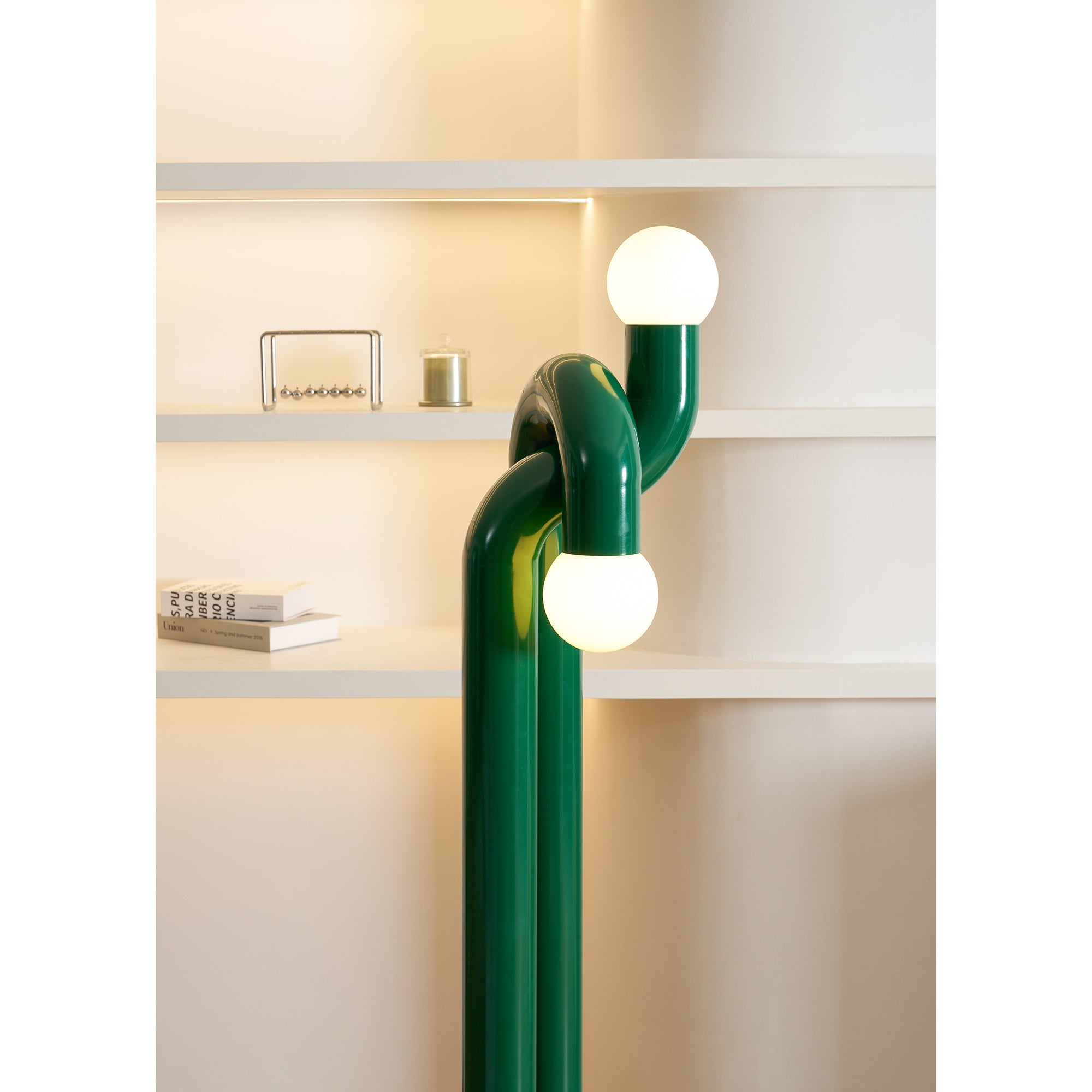 Moderne Staande Boogvorm Lamp met Twee Glazen Bollen – Decoratieve Dubbele Verlichting voor Woonkamer | Sansoti