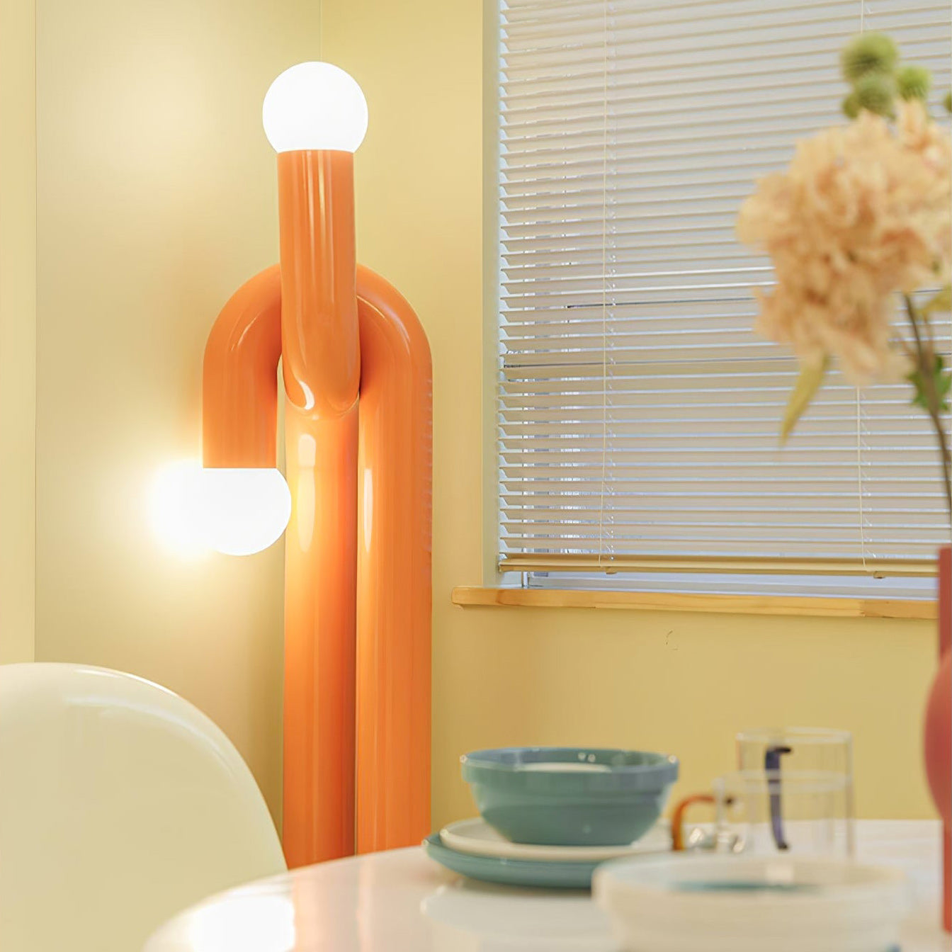 Moderne Staande Boogvorm Lamp met Twee Glazen Bollen – Decoratieve Dubbele Verlichting voor Woonkamer | Sansoti