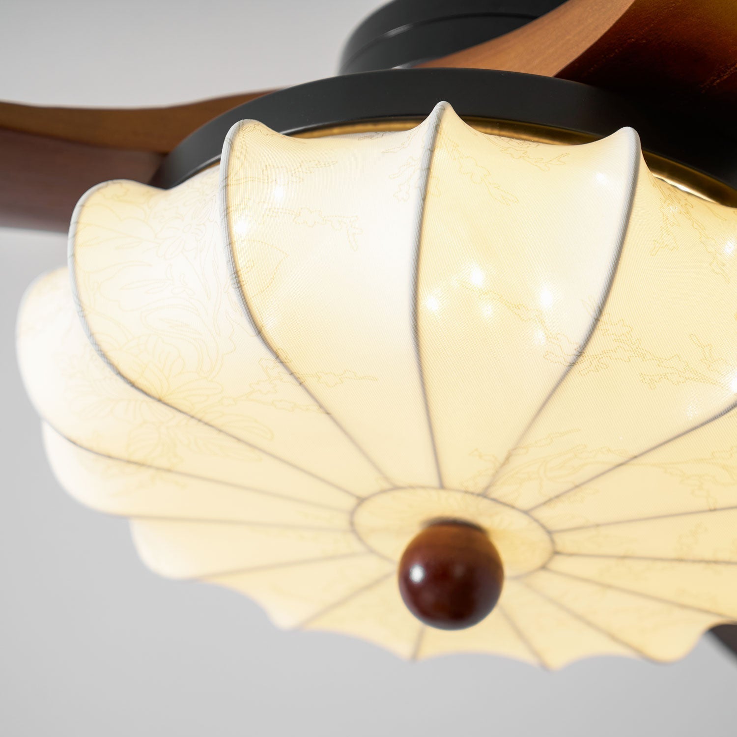 Plafondventilator met Verlichting – DC-Motor – Lotus-Dessin Katoenen Kap – Walnoothouten Bladen – Regelbaar & Omkeerbaar | Sansoti