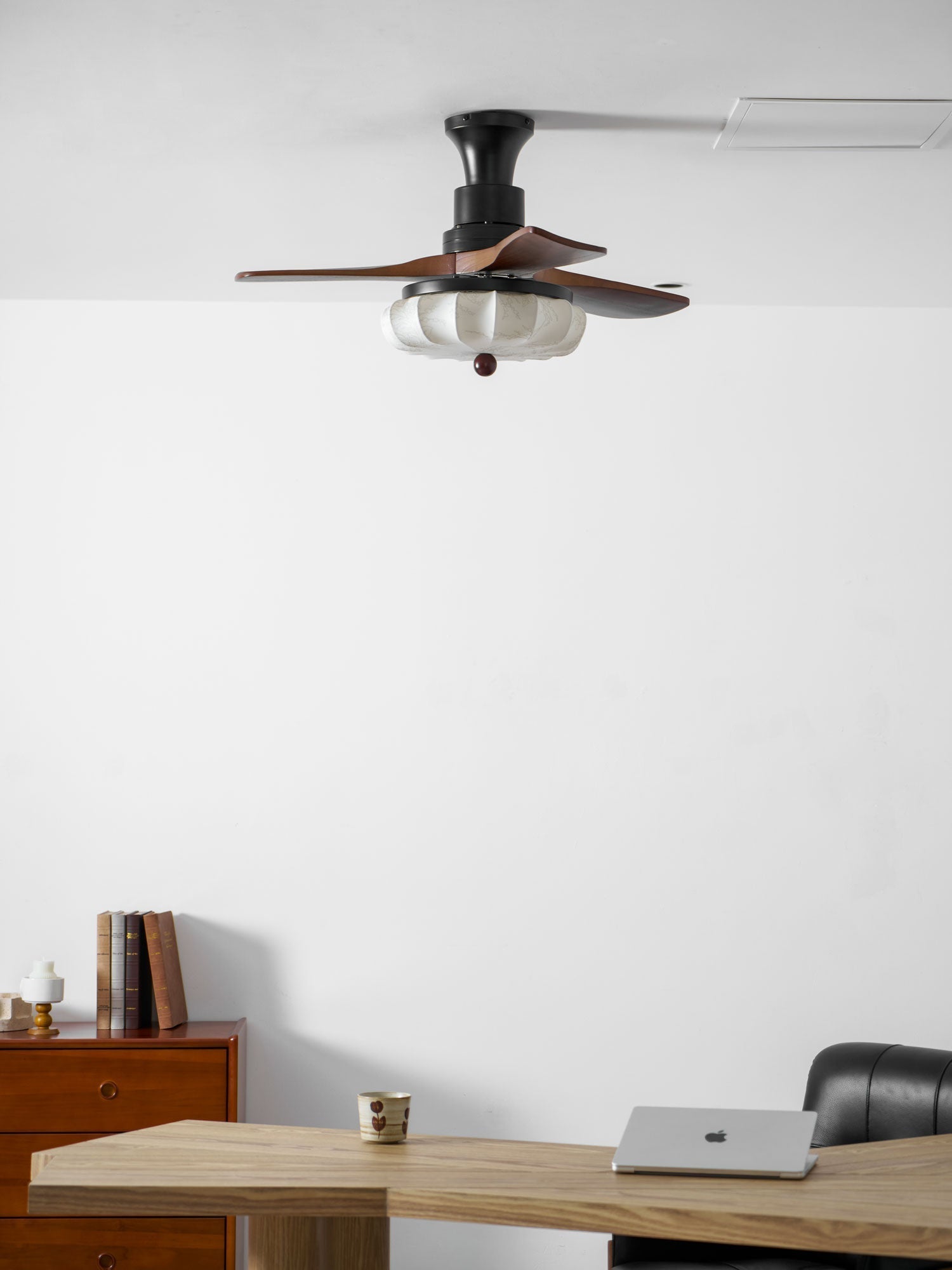 Plafondventilator met Verlichting – DC-Motor – Lotus-Dessin Katoenen Kap – Walnoothouten Bladen – Regelbaar & Omkeerbaar | Sansoti