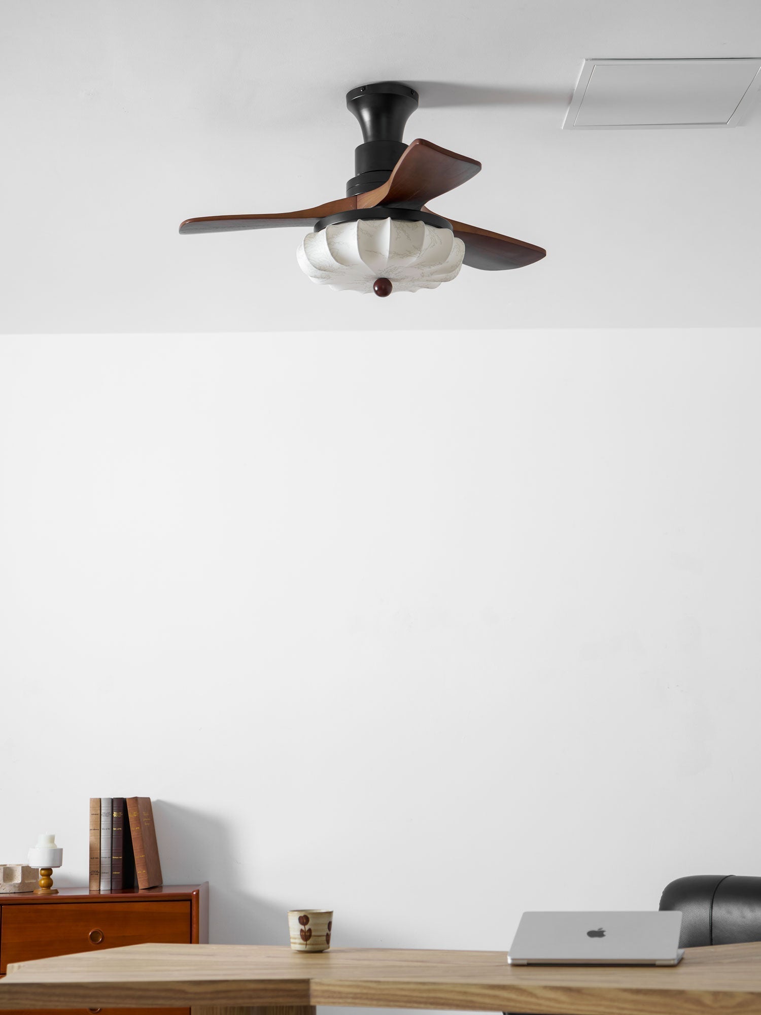 Plafondventilator met Verlichting – DC-Motor – Lotus-Dessin Katoenen Kap – Walnoothouten Bladen – Regelbaar & Omkeerbaar | Sansoti