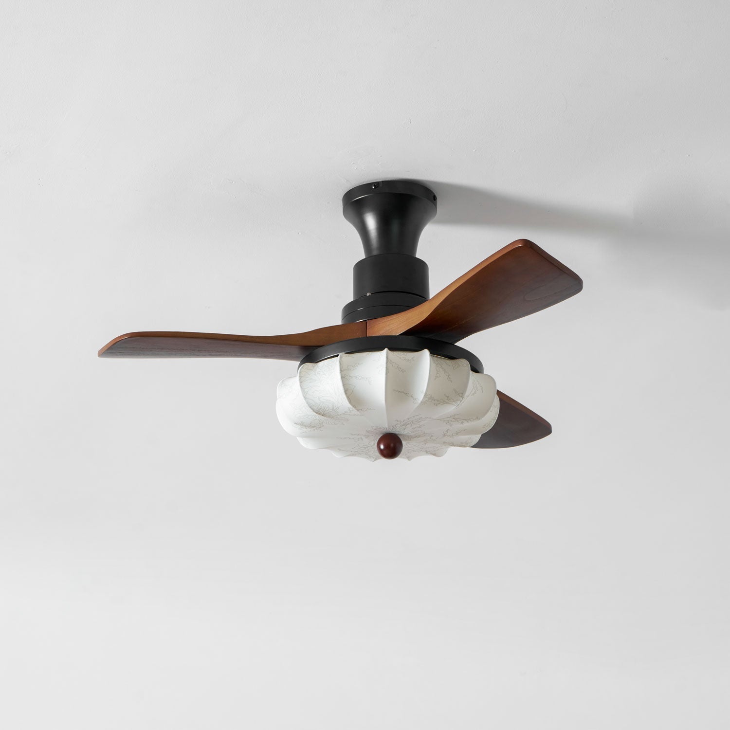 Plafondventilator met Verlichting – DC-Motor – Lotus-Dessin Katoenen Kap – Walnoothouten Bladen – Regelbaar & Omkeerbaar | Sansoti