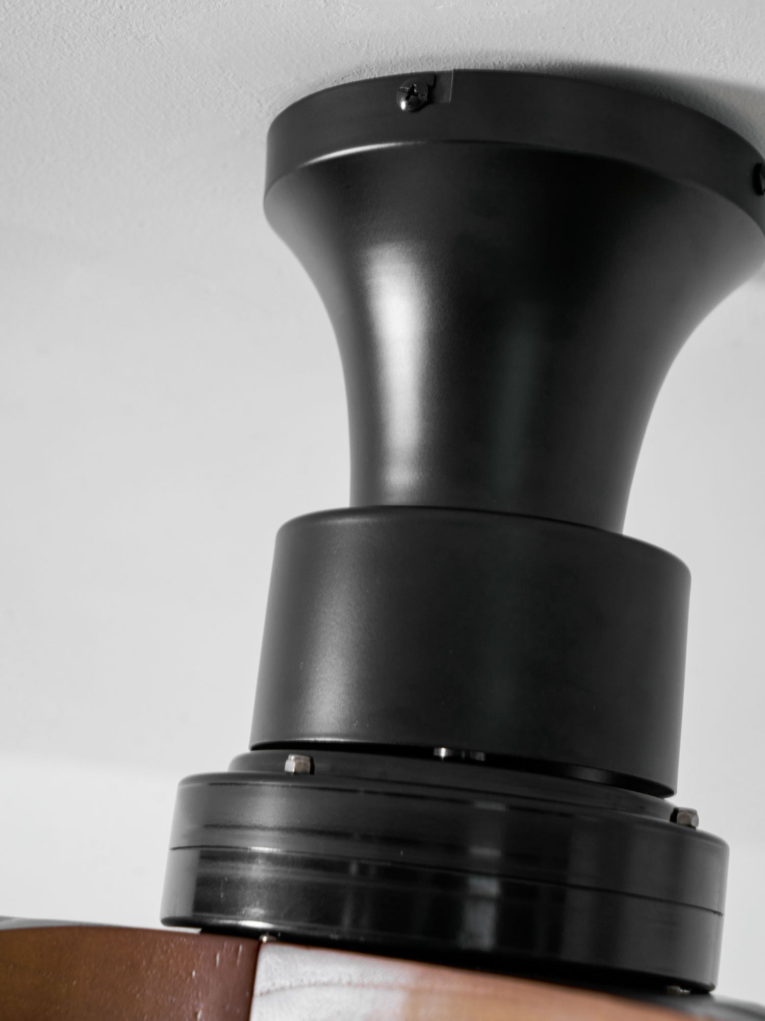 Plafondventilator met Verlichting – DC-Motor – Lotus-Dessin Katoenen Kap – Walnoothouten Bladen – Regelbaar & Omkeerbaar | Sansoti