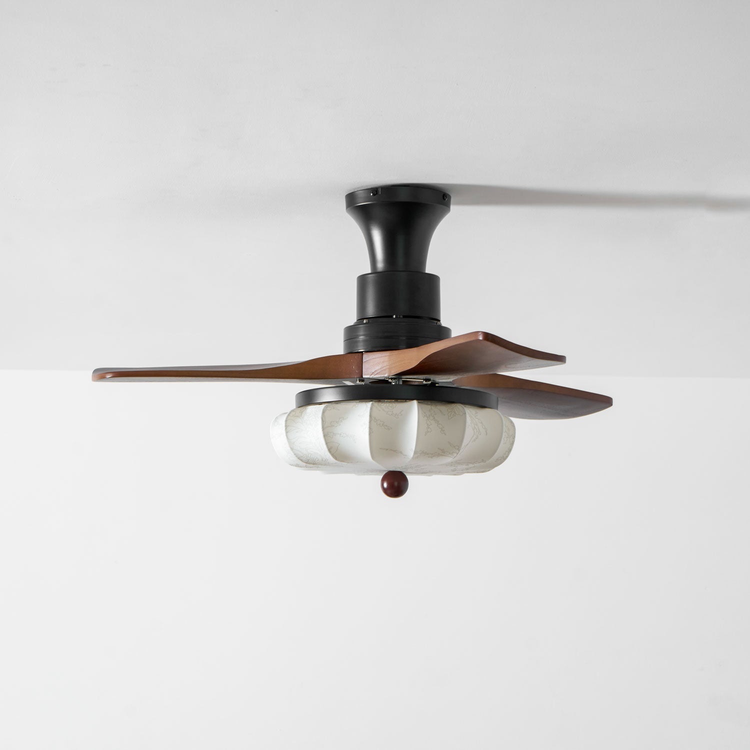 Plafondventilator met Verlichting – DC-Motor – Lotus-Dessin Katoenen Kap – Walnoothouten Bladen – Regelbaar & Omkeerbaar | Sansoti