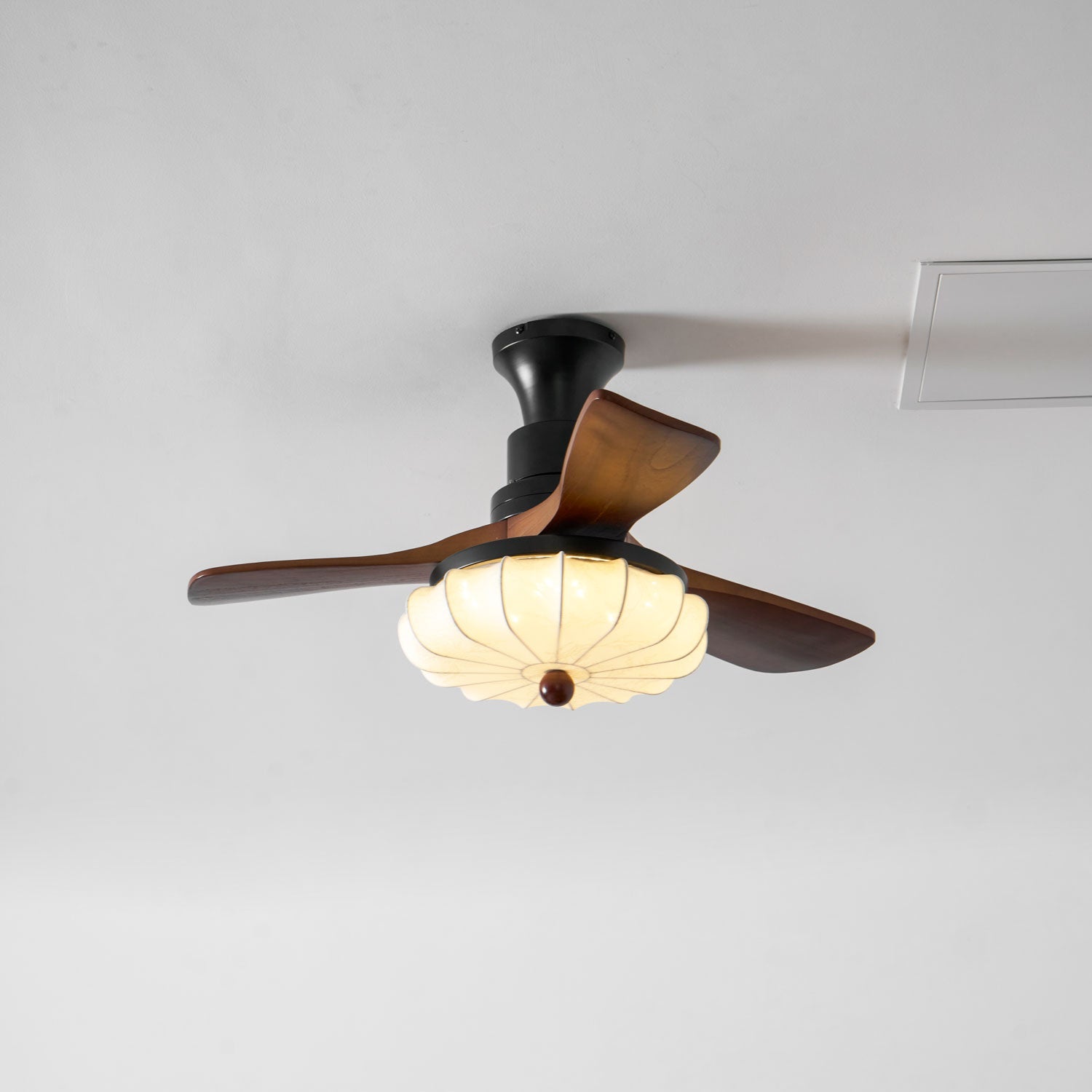 Plafondventilator met Verlichting – DC-Motor – Lotus-Dessin Katoenen Kap – Walnoothouten Bladen – Regelbaar & Omkeerbaar | Sansoti