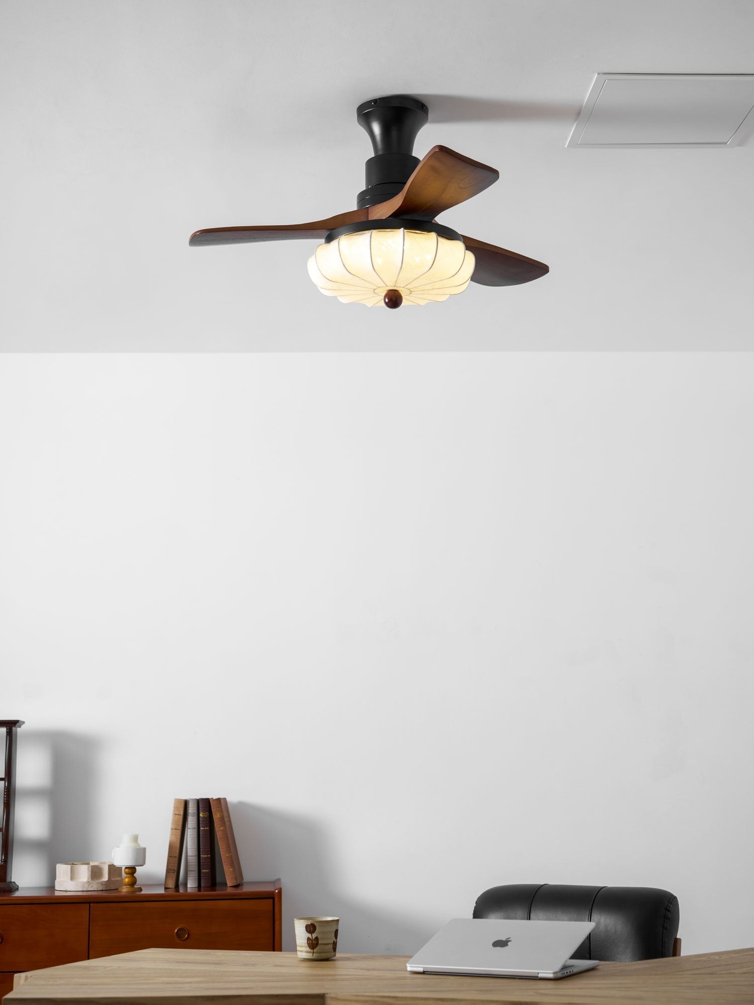 Plafondventilator met Verlichting – DC-Motor – Lotus-Dessin Katoenen Kap – Walnoothouten Bladen – Regelbaar & Omkeerbaar | Sansoti