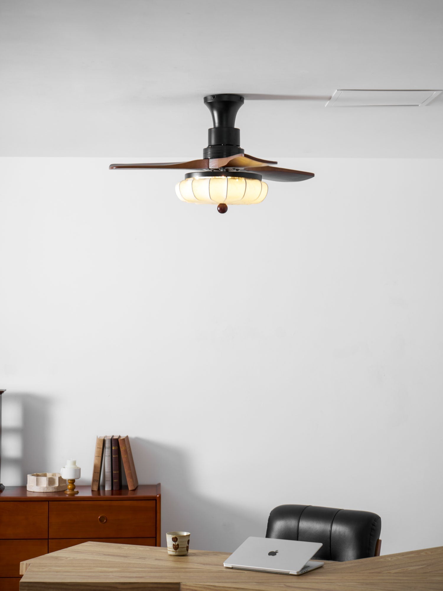 Plafondventilator met Verlichting – DC-Motor – Lotus-Dessin Katoenen Kap – Walnoothouten Bladen – Regelbaar & Omkeerbaar | Sansoti