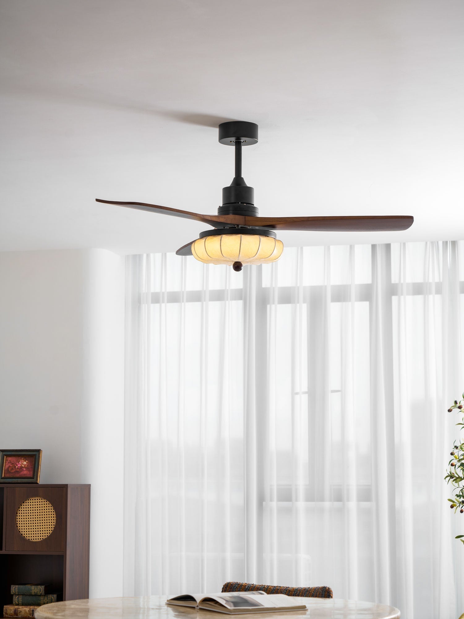 Plafondventilator met Verlichting – DC-Motor – Lotus-Dessin Katoenen Kap – Walnoothouten Bladen – Regelbaar & Omkeerbaar | Sansoti