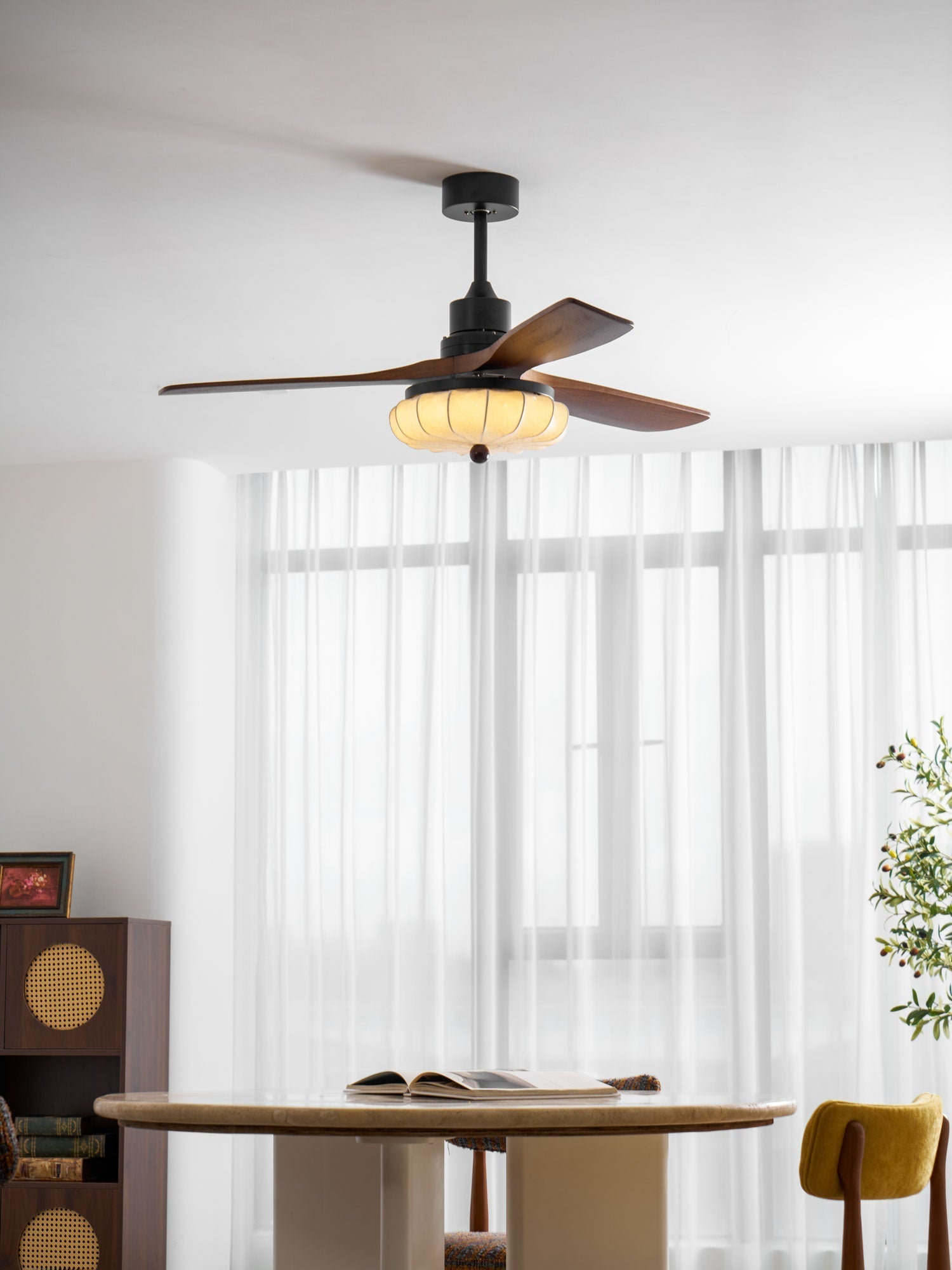 Plafondventilator met Verlichting – DC-Motor – Lotus-Dessin Katoenen Kap – Walnoothouten Bladen – Regelbaar & Omkeerbaar | Sansoti