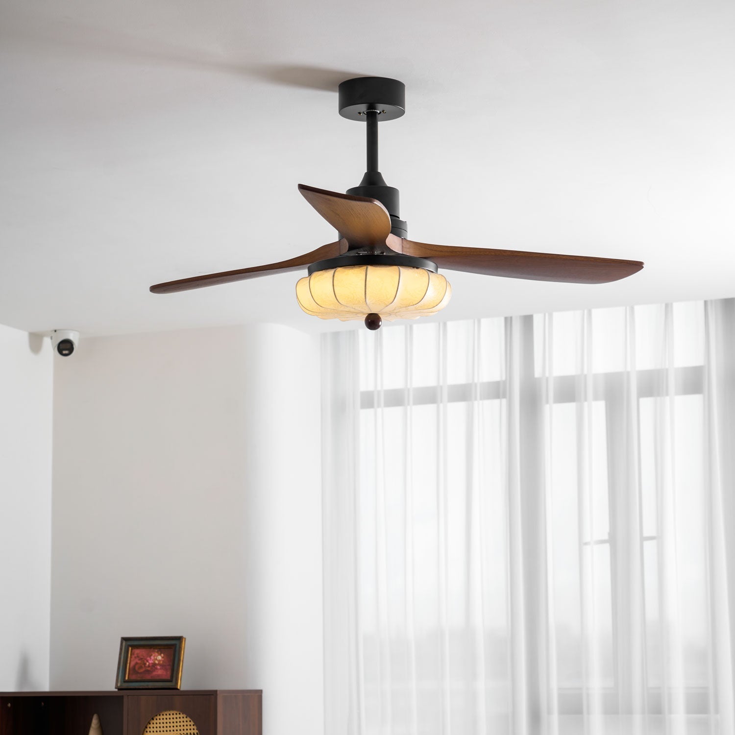Plafondventilator met Verlichting – DC-Motor – Lotus-Dessin Katoenen Kap – Walnoothouten Bladen – Regelbaar & Omkeerbaar | Sansoti
