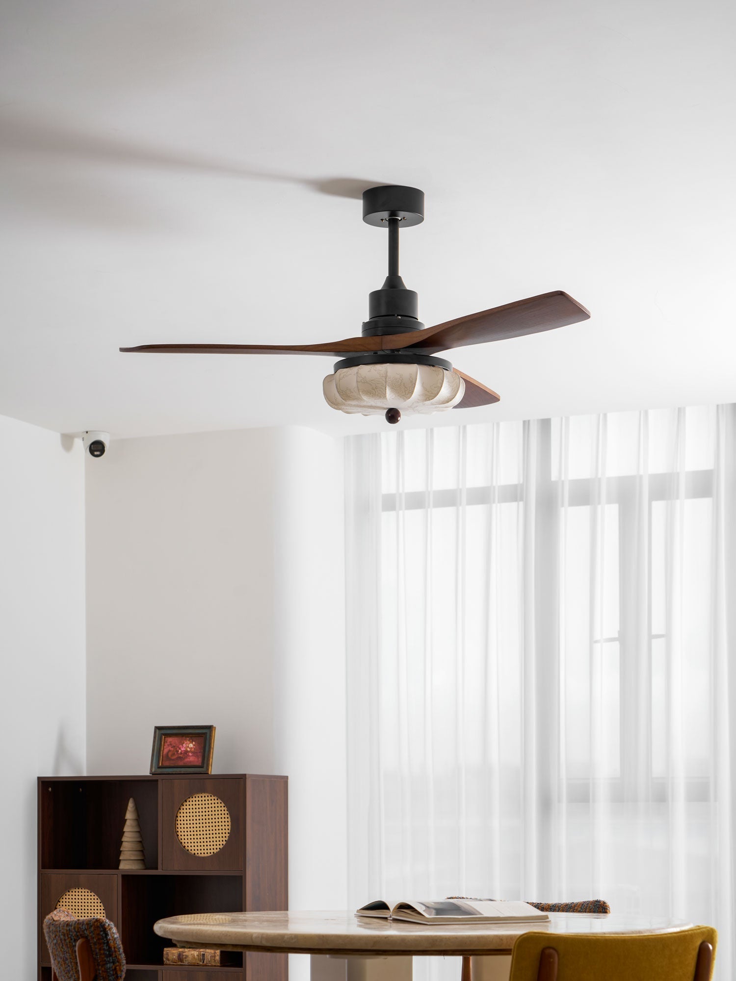 Plafondventilator met Verlichting – DC-Motor – Lotus-Dessin Katoenen Kap – Walnoothouten Bladen – Regelbaar & Omkeerbaar | Sansoti