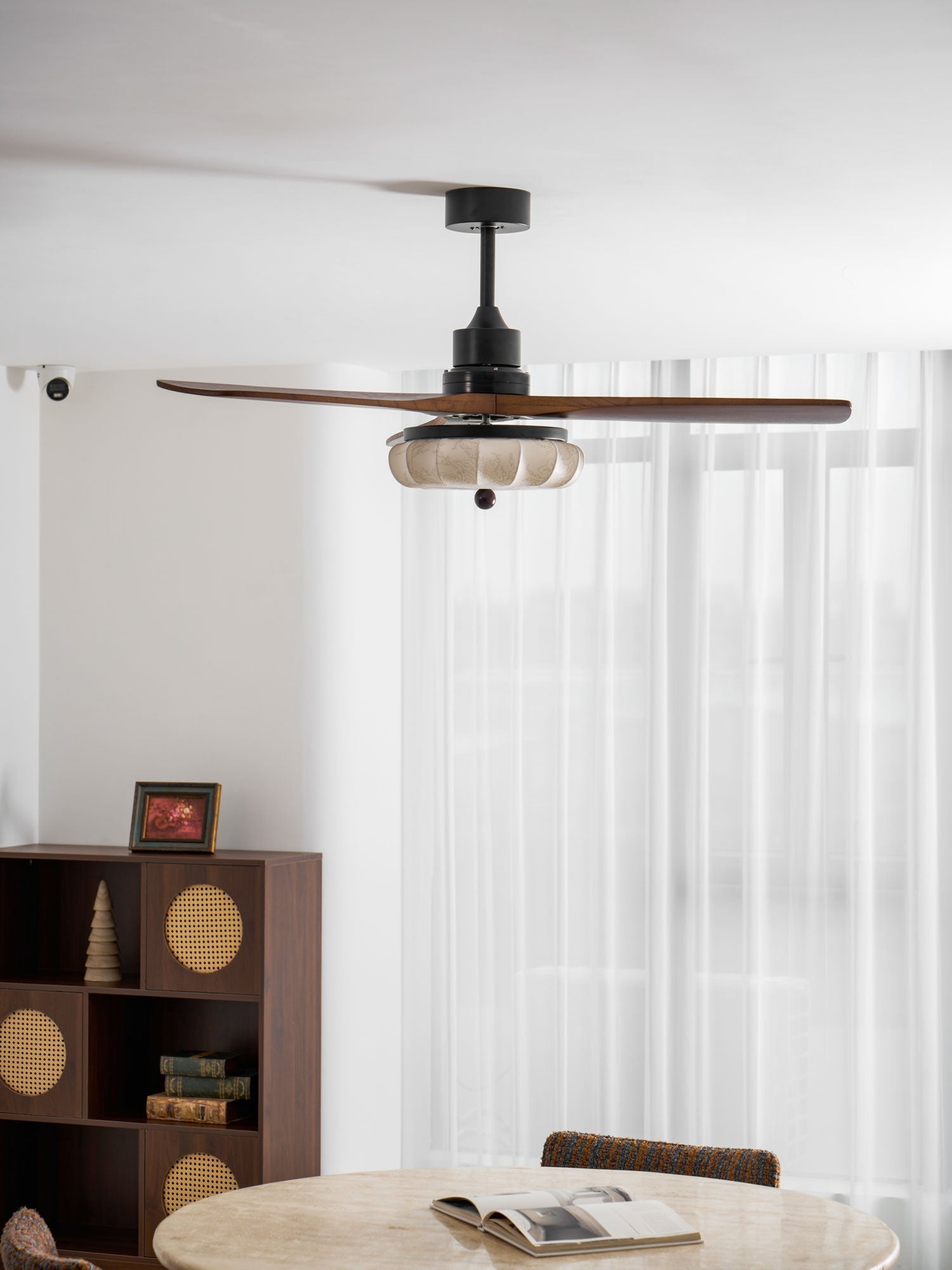 Plafondventilator met Verlichting – DC-Motor – Lotus-Dessin Katoenen Kap – Walnoothouten Bladen – Regelbaar & Omkeerbaar | Sansoti