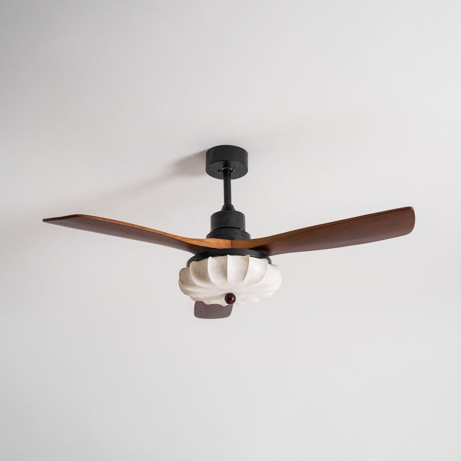 Plafondventilator met Verlichting – DC-Motor – Lotus-Dessin Katoenen Kap – Walnoothouten Bladen – Regelbaar & Omkeerbaar | Sansoti