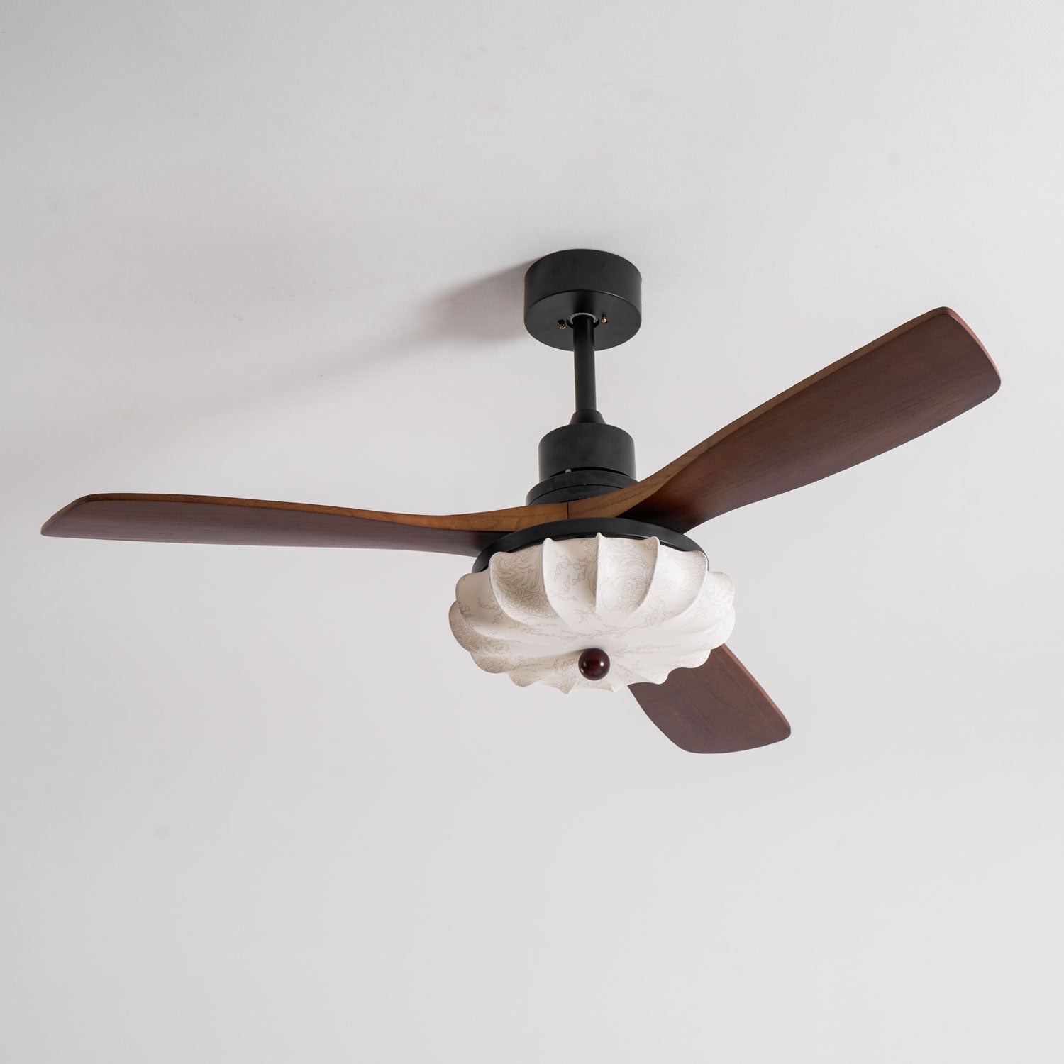 Plafondventilator met Verlichting – DC-Motor – Lotus-Dessin Katoenen Kap – Walnoothouten Bladen – Regelbaar & Omkeerbaar | Sansoti