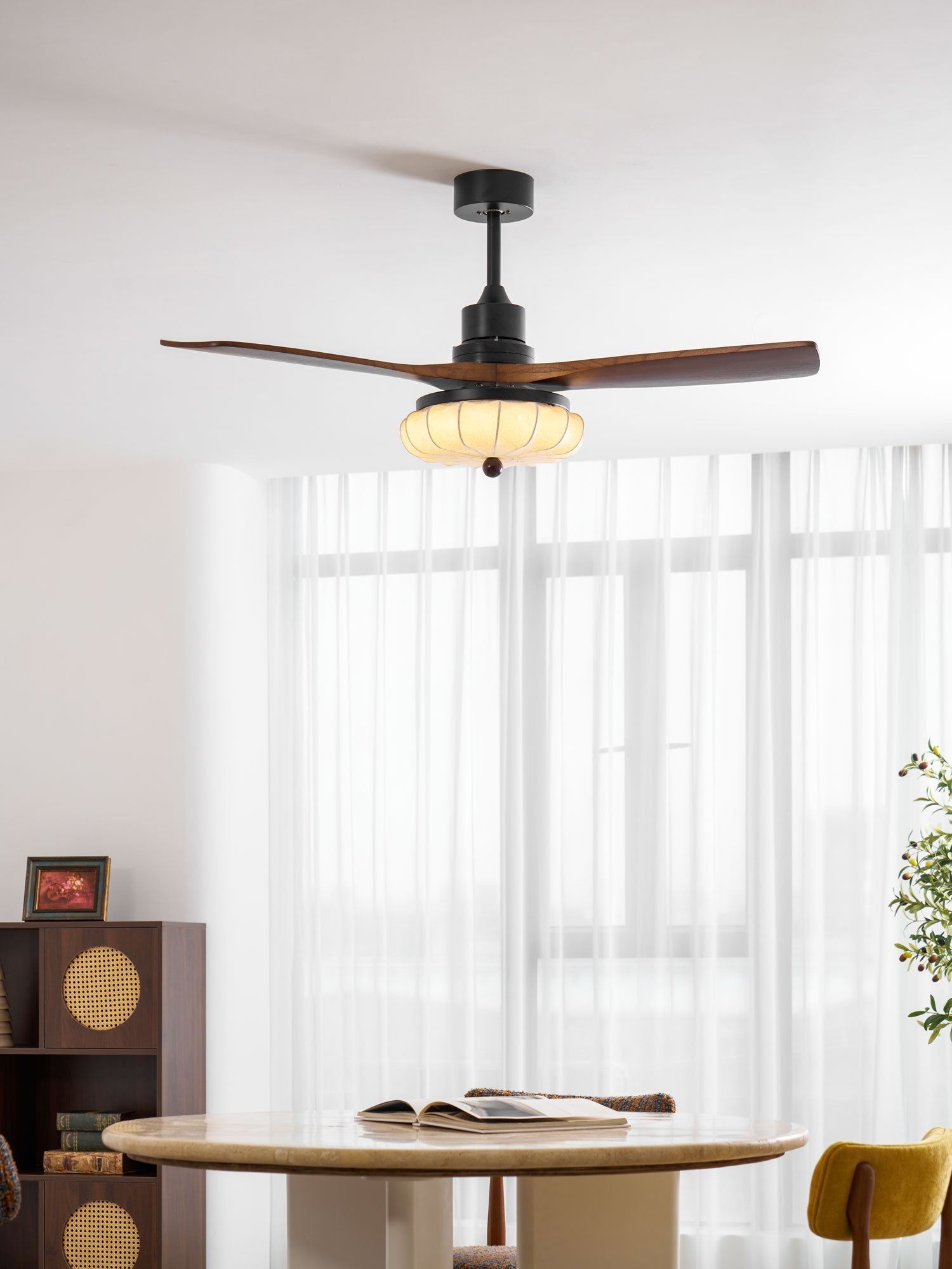 Plafondventilator met Verlichting – DC-Motor – Lotus-Dessin Katoenen Kap – Walnoothouten Bladen – Regelbaar & Omkeerbaar | Sansoti