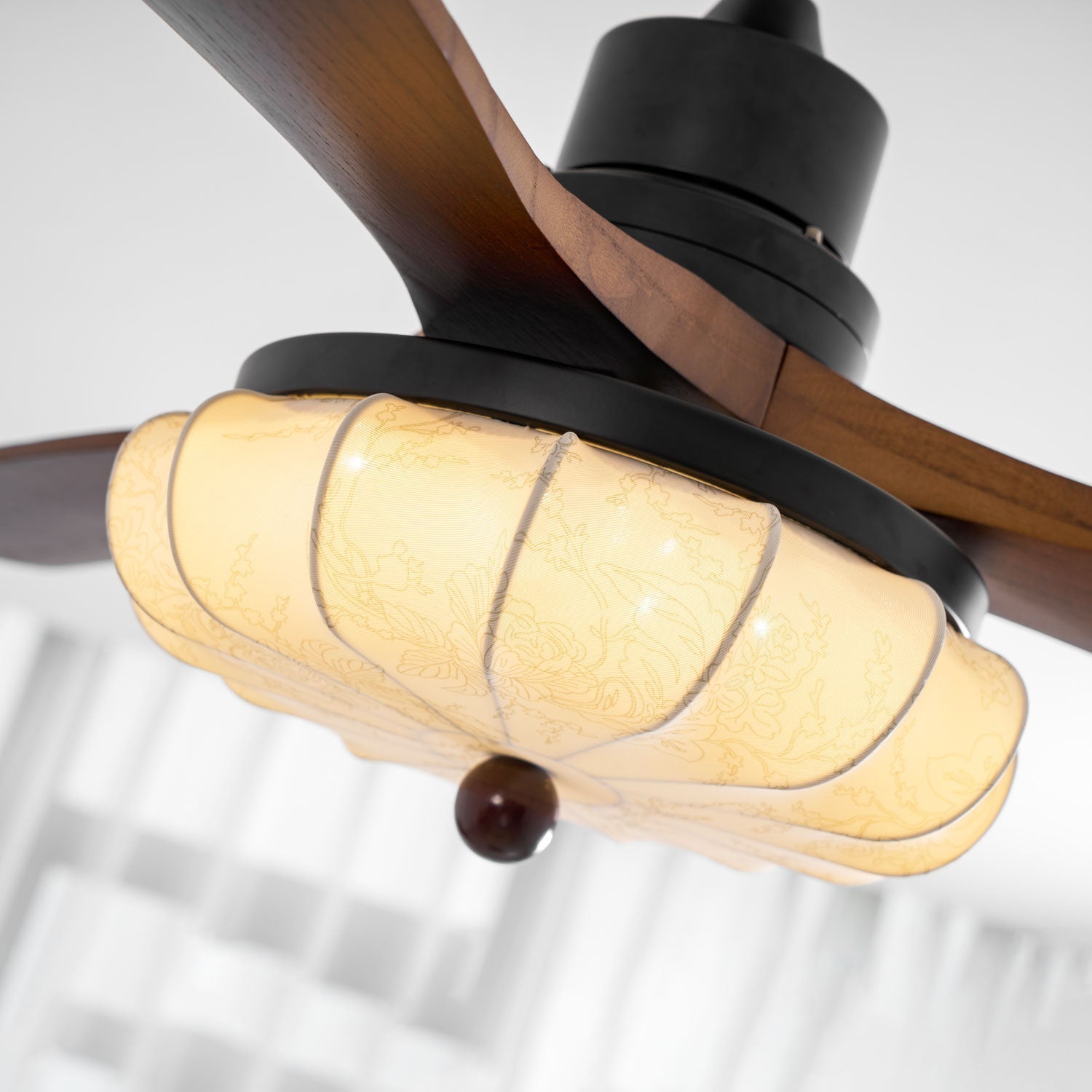 Plafondventilator met Verlichting – DC-Motor – Lotus-Dessin Katoenen Kap – Walnoothouten Bladen – Regelbaar & Omkeerbaar | Sansoti