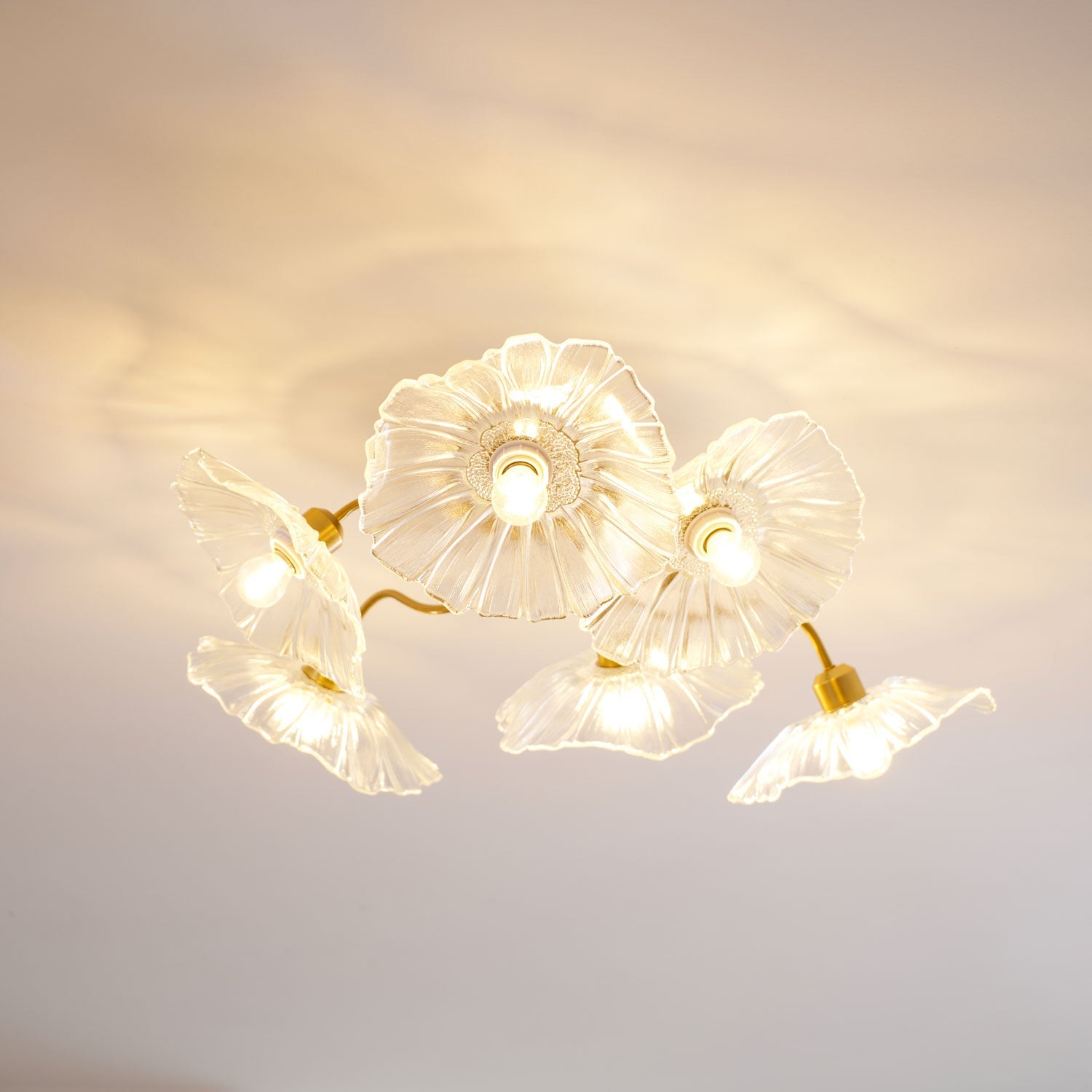 Glazen Plafondlamp met Bladmotief – 3, 5 of 6 Lichtpunten – Gouden Armatuur met Helder of Roze Matglas | Sansoti