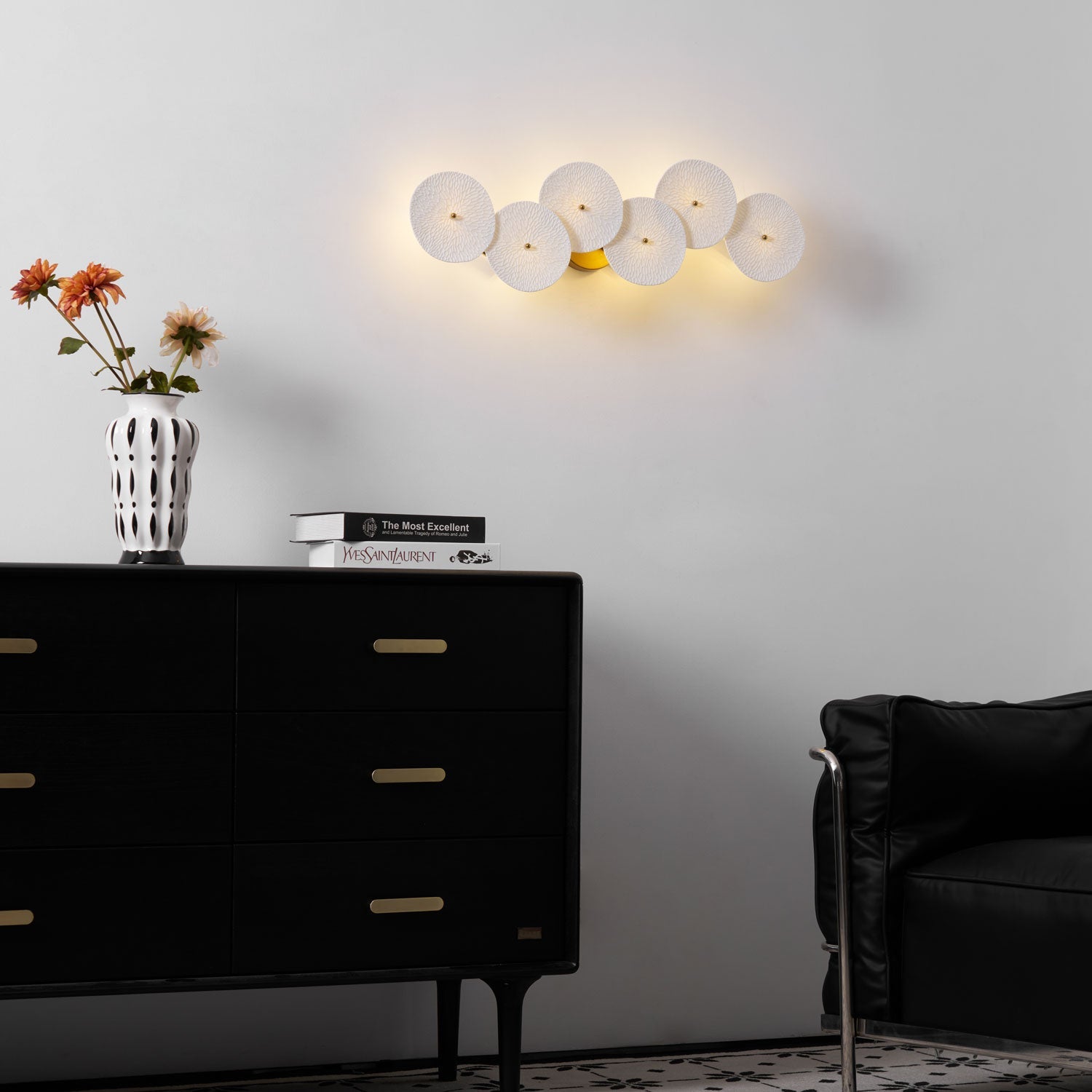 Keramische Lotusbloem Wandlamp met Gouden Armatuur – Cascade Lichteffect voor Stijlvolle Verlichting | Sansoti