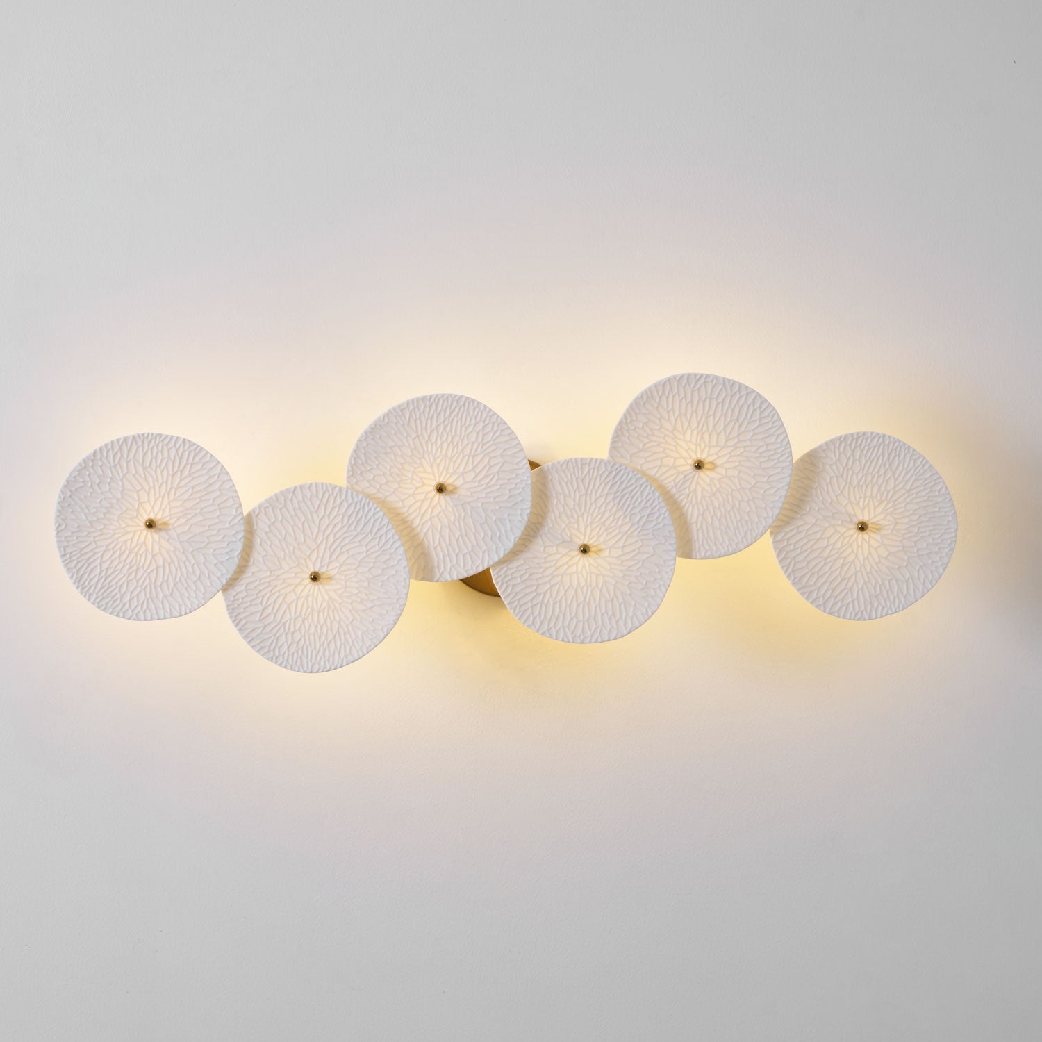 Keramische Lotusbloem Wandlamp met Gouden Armatuur – Cascade Lichteffect voor Stijlvolle Verlichting | Sansoti