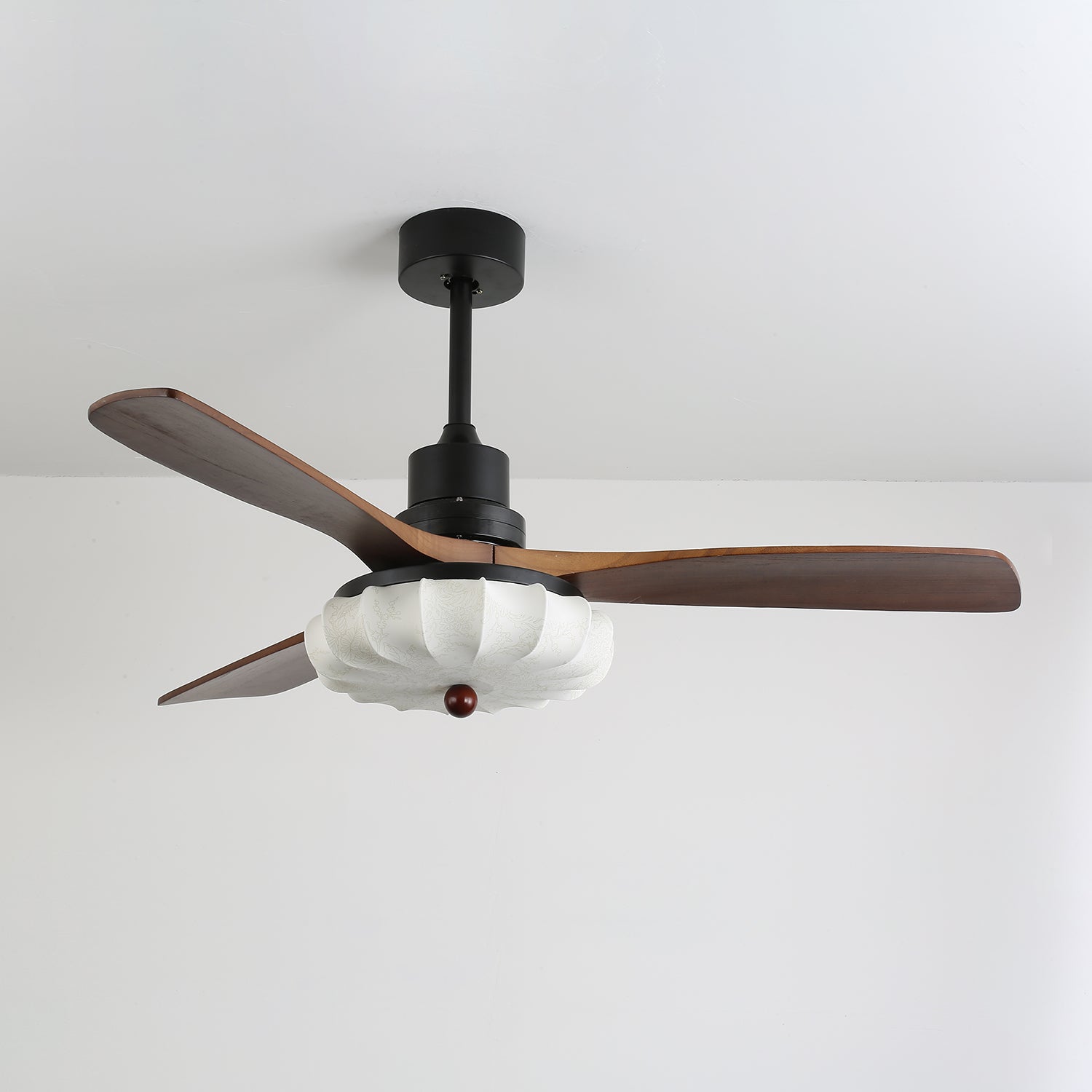 Plafondventilator met Verlichting – DC-Motor – Lotus-Dessin Katoenen Kap – Walnoothouten Bladen – Regelbaar & Omkeerbaar | Sansoti
