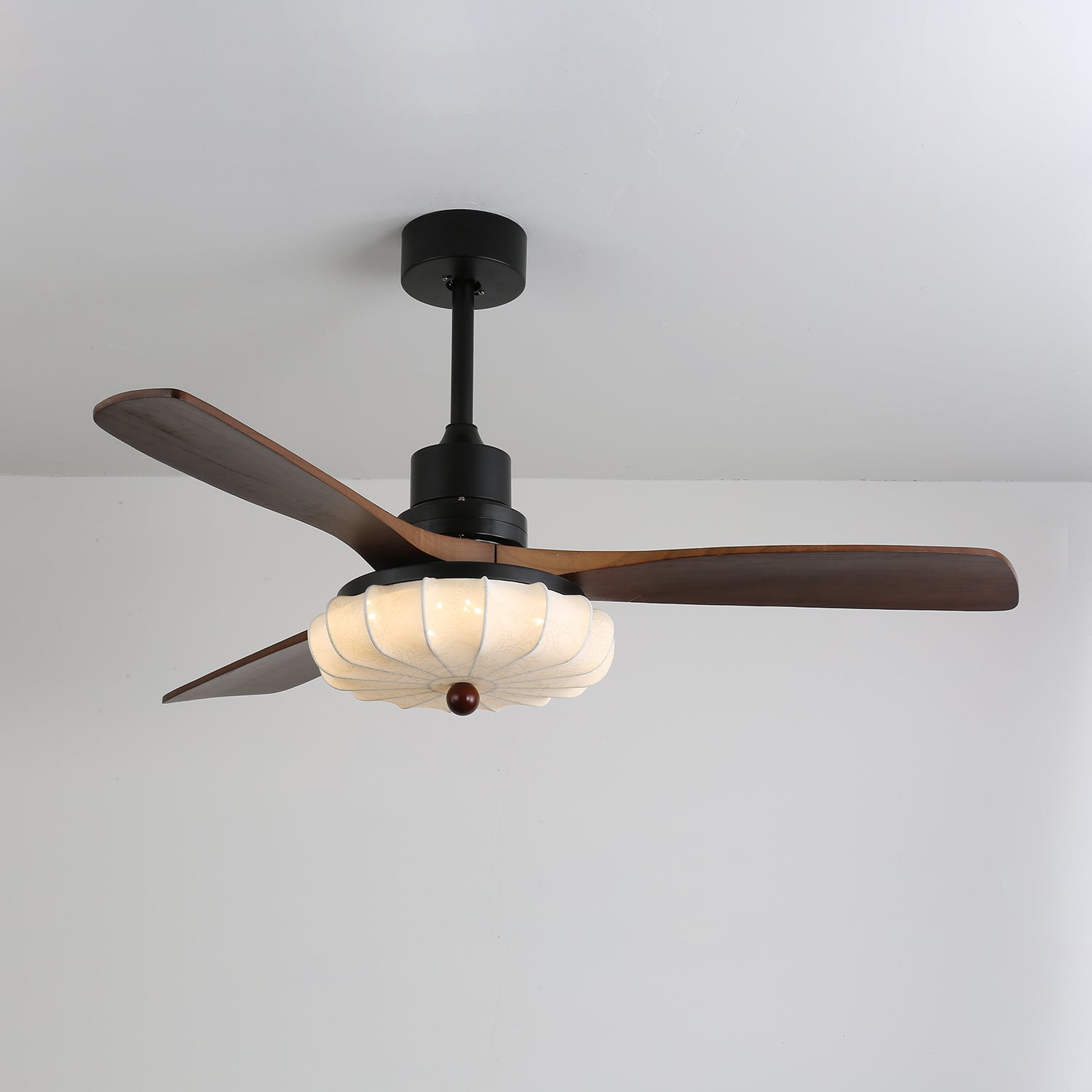 Plafondventilator met Verlichting – DC-Motor – Lotus-Dessin Katoenen Kap – Walnoothouten Bladen – Regelbaar & Omkeerbaar | Sansoti