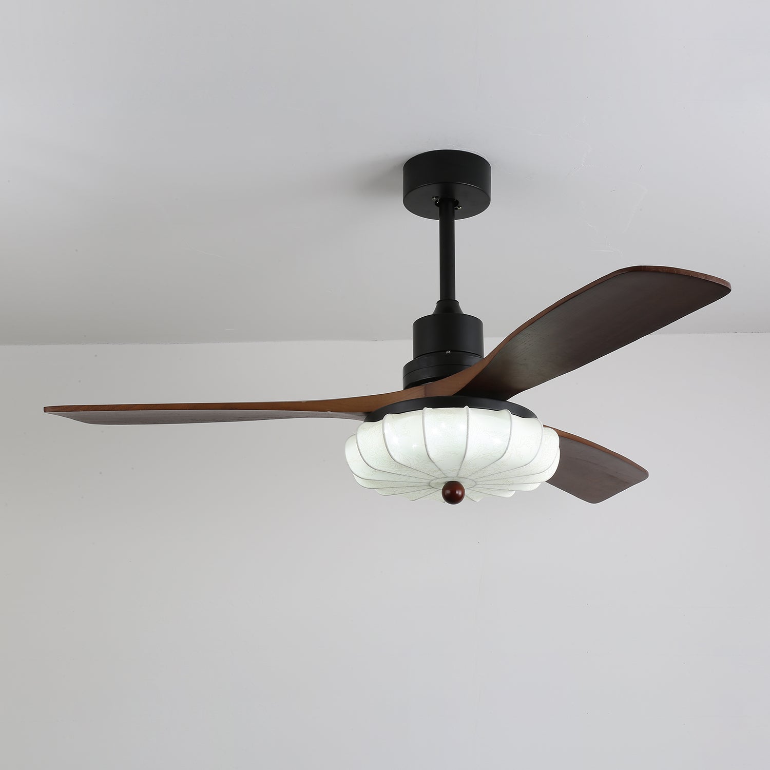 Plafondventilator met Verlichting – DC-Motor – Lotus-Dessin Katoenen Kap – Walnoothouten Bladen – Regelbaar & Omkeerbaar | Sansoti