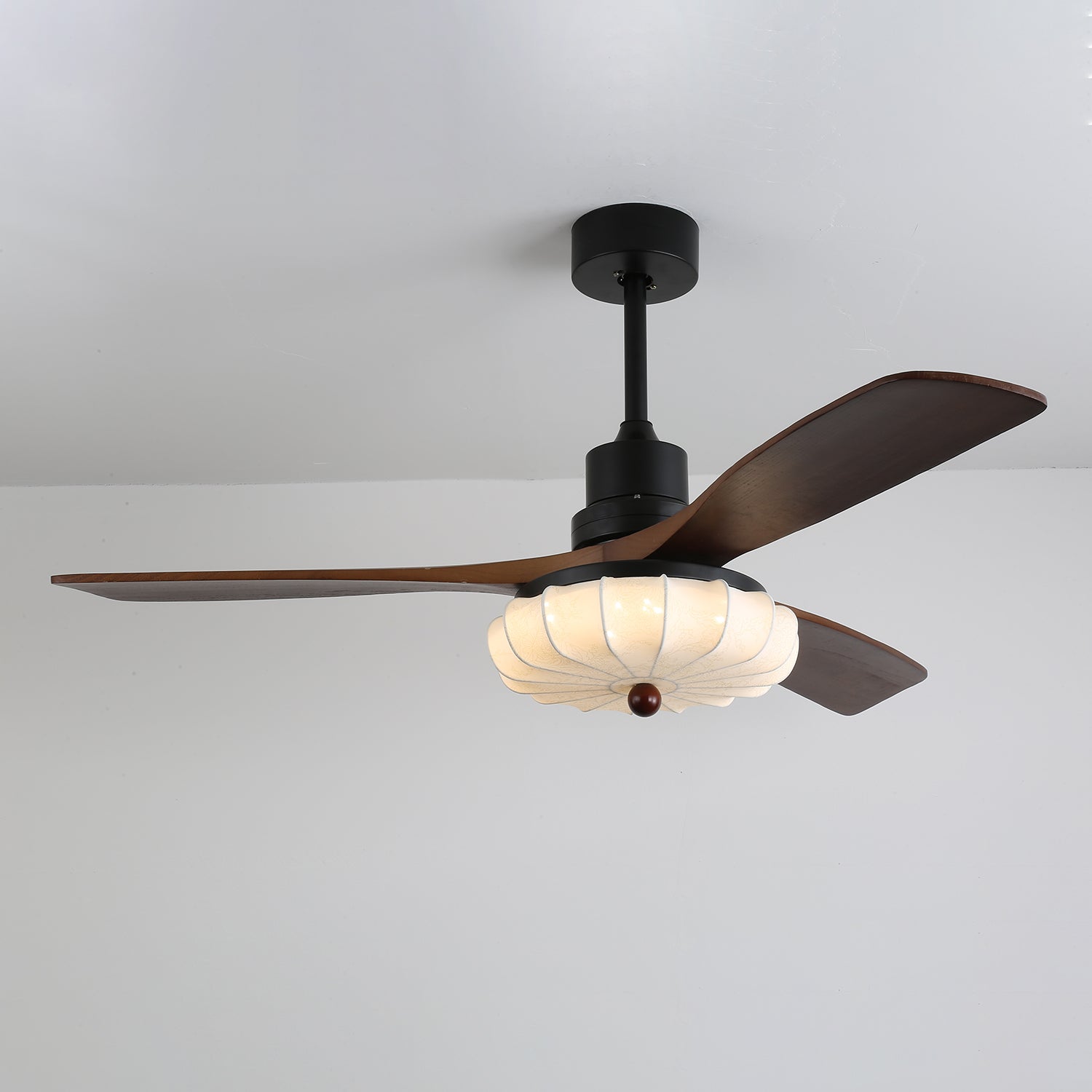 Plafondventilator met Verlichting – DC-Motor – Lotus-Dessin Katoenen Kap – Walnoothouten Bladen – Regelbaar & Omkeerbaar | Sansoti