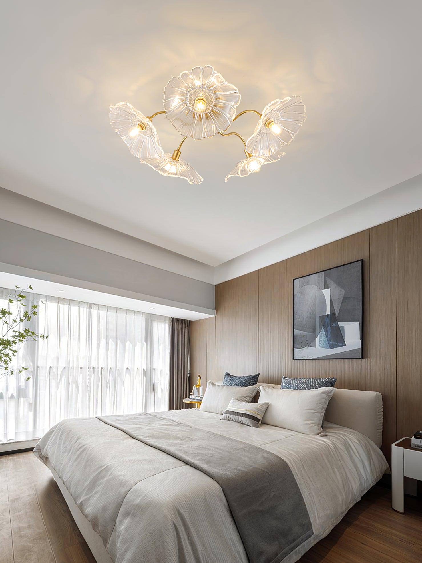 Glazen Plafondlamp met Bladmotief – 3, 5 of 6 Lichtpunten – Gouden Armatuur met Helder of Roze Matglas | Sansoti