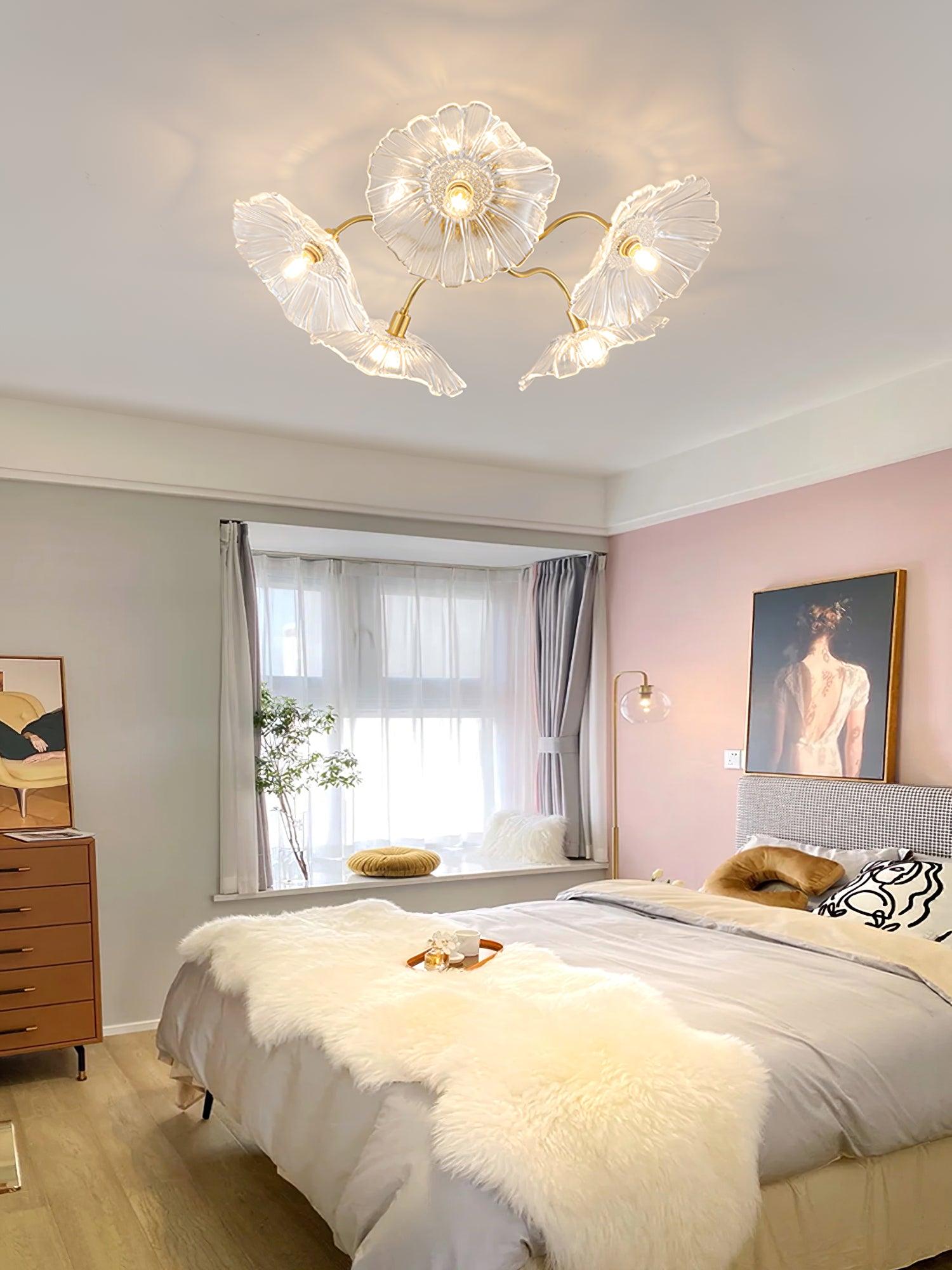 Glazen Plafondlamp met Bladmotief – 3, 5 of 6 Lichtpunten – Gouden Armatuur met Helder of Roze Matglas | Sansoti