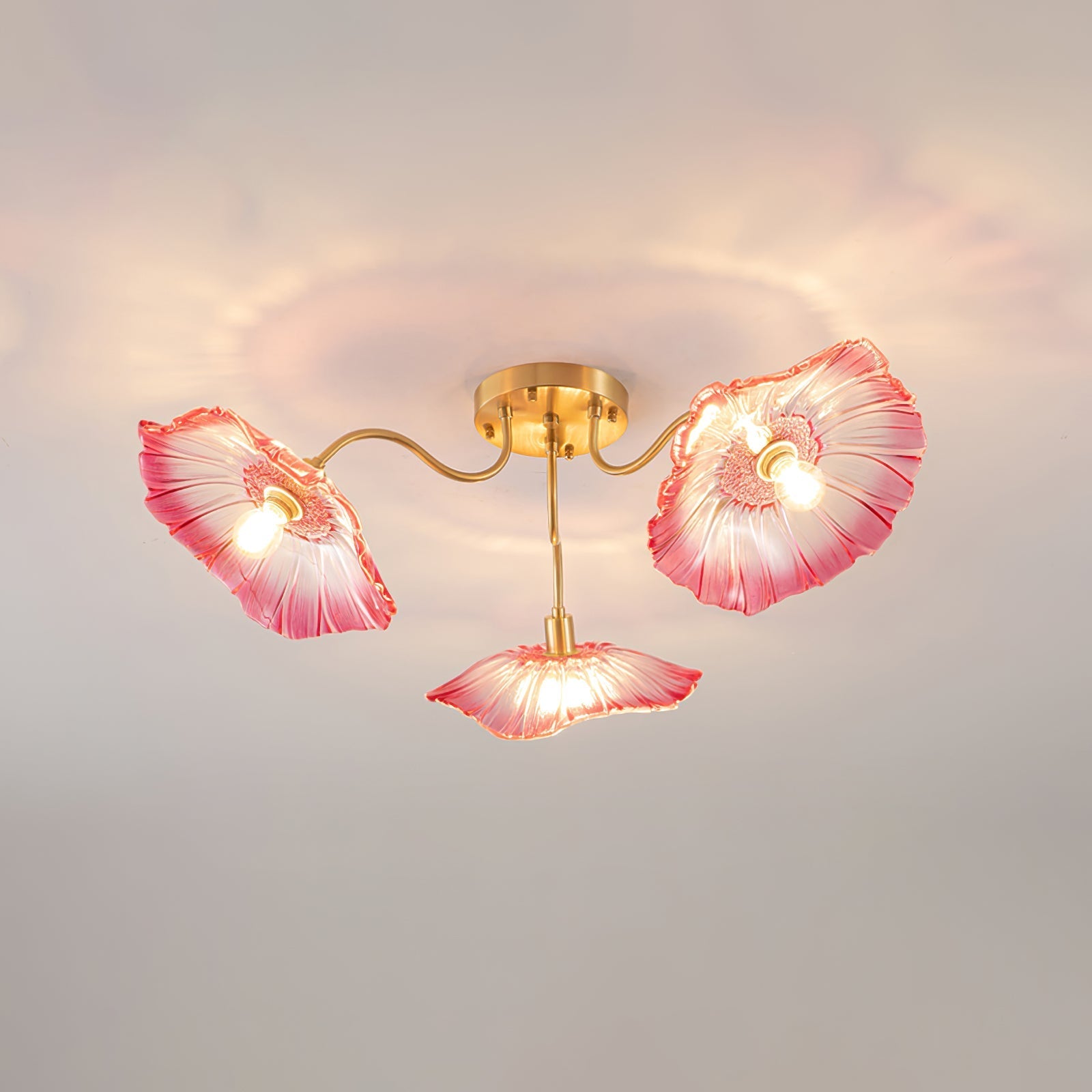 Glazen Plafondlamp met Bladmotief – 3, 5 of 6 Lichtpunten – Gouden Armatuur met Helder of Roze Matglas | Sansoti