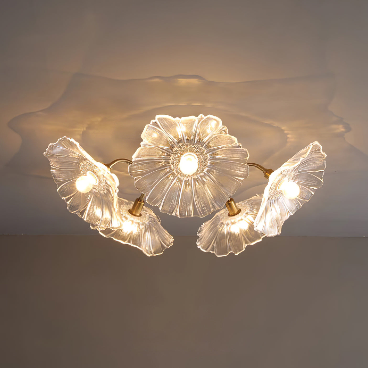Glazen Plafondlamp met Bladmotief – 3, 5 of 6 Lichtpunten – Gouden Armatuur met Helder of Roze Matglas | Sansoti
