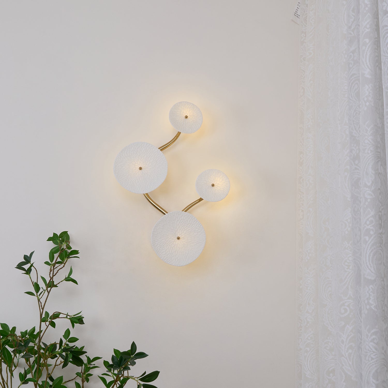 Keramische Lotusbloem Wandlamp met Gouden Armatuur – Cascade Lichteffect voor Stijlvolle Verlichting | Sansoti