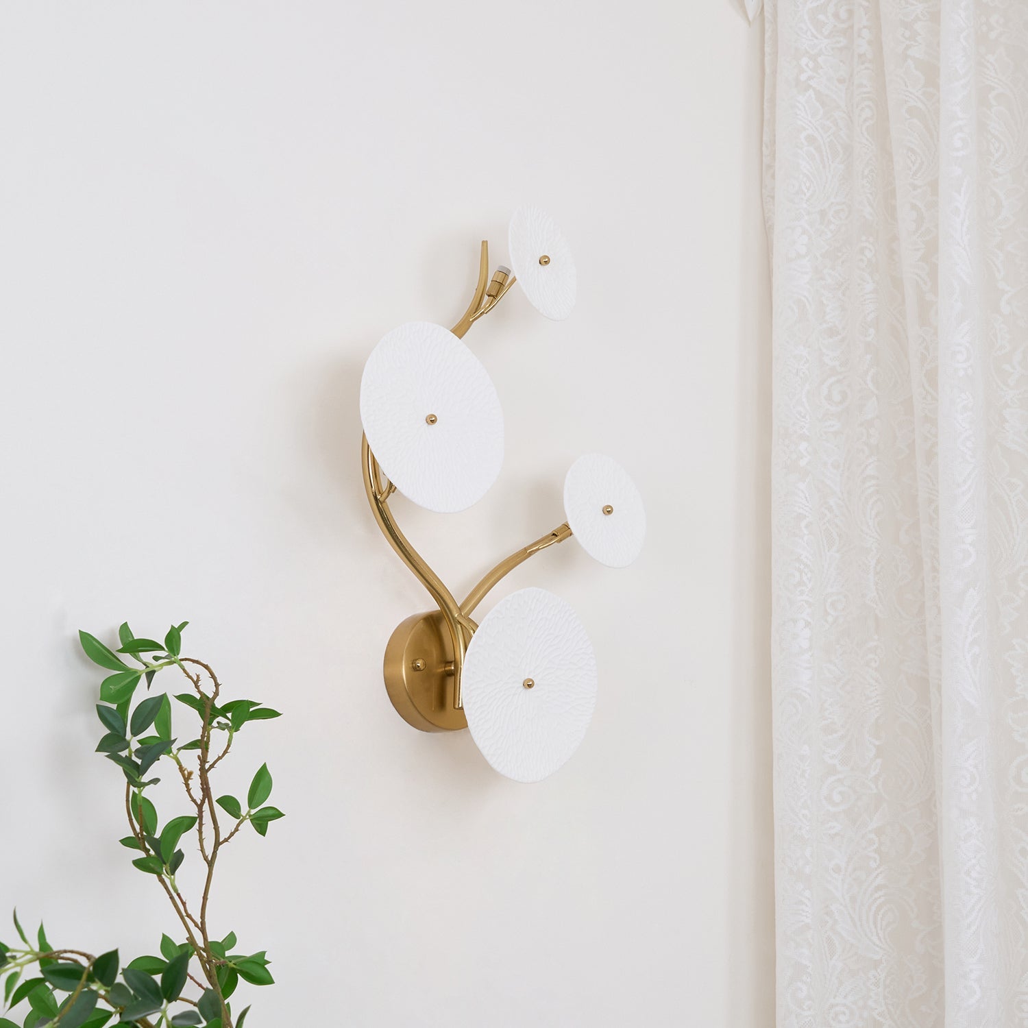 Keramische Lotusbloem Wandlamp met Gouden Armatuur – Cascade Lichteffect voor Stijlvolle Verlichting | Sansoti