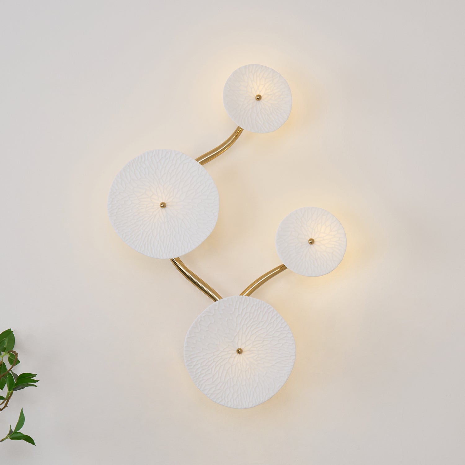 Keramische Lotusbloem Wandlamp met Gouden Armatuur – Cascade Lichteffect voor Stijlvolle Verlichting | Sansoti