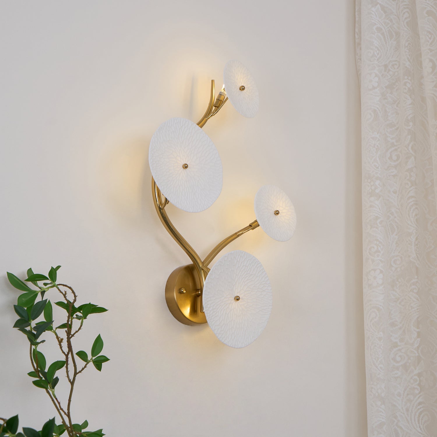 Keramische Lotusbloem Wandlamp met Gouden Armatuur – Cascade Lichteffect voor Stijlvolle Verlichting | Sansoti