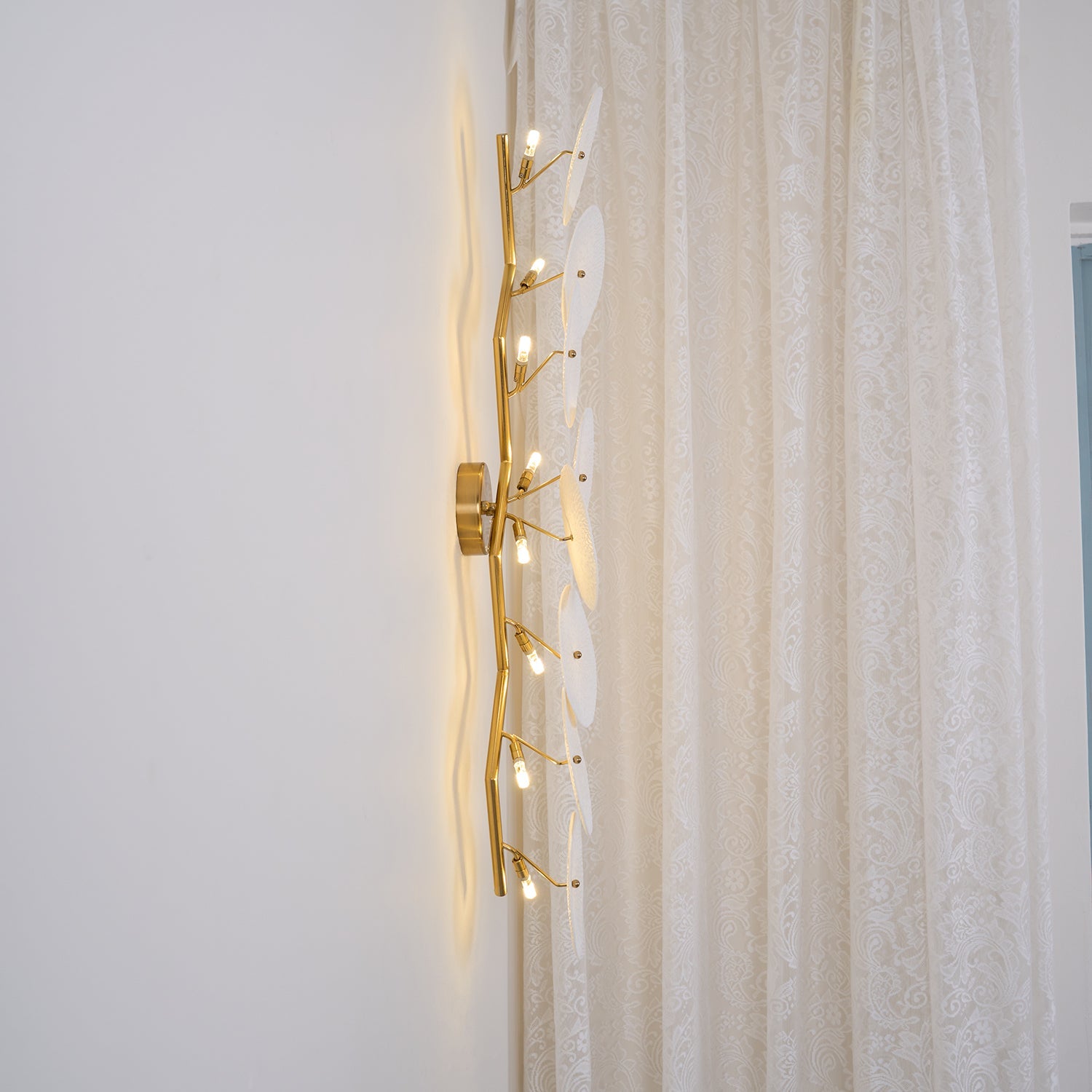 Keramische Lotusbloem Wandlamp met Gouden Armatuur – Cascade Lichteffect voor Stijlvolle Verlichting | Sansoti