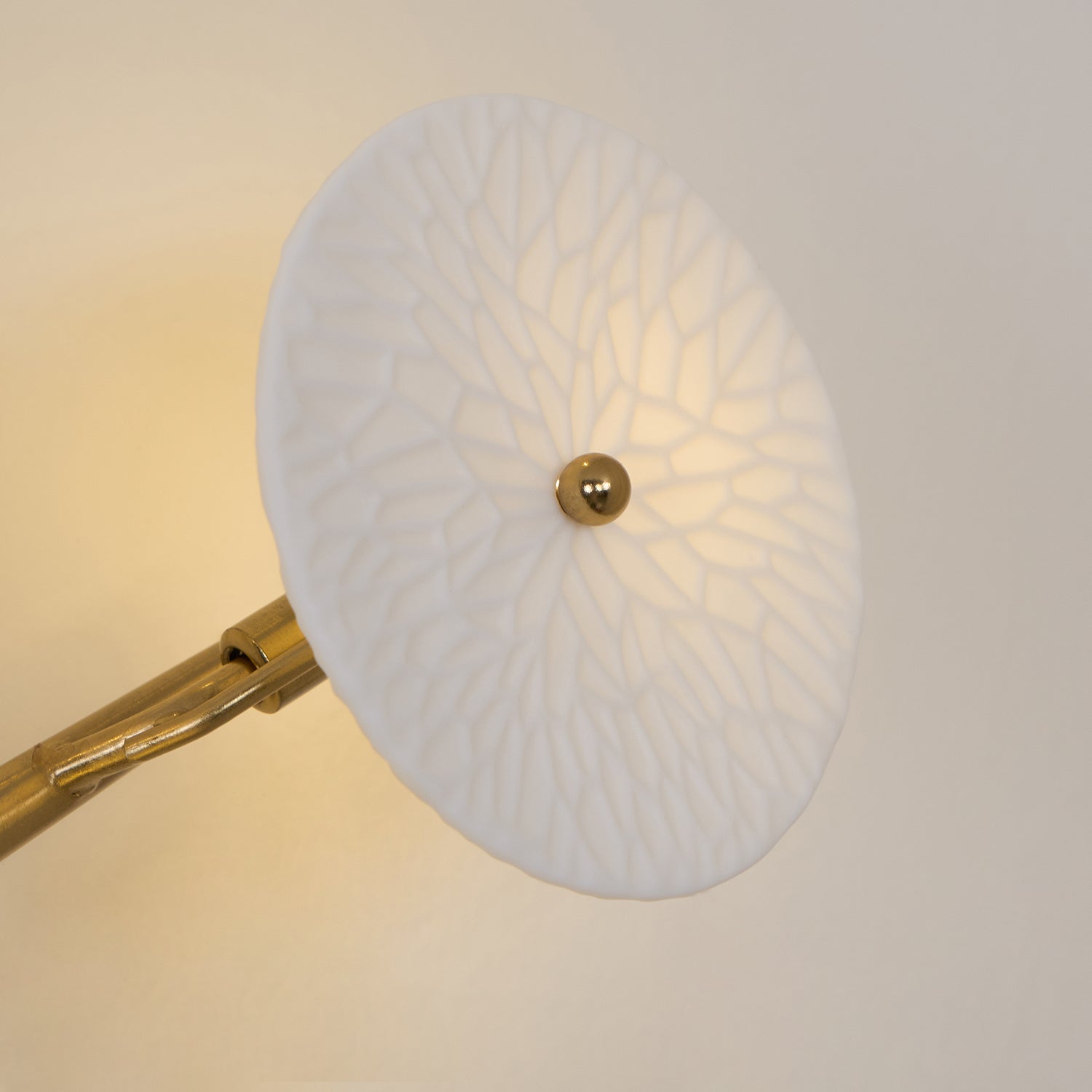 Keramische Lotusbloem Wandlamp met Gouden Armatuur – Cascade Lichteffect voor Stijlvolle Verlichting | Sansoti