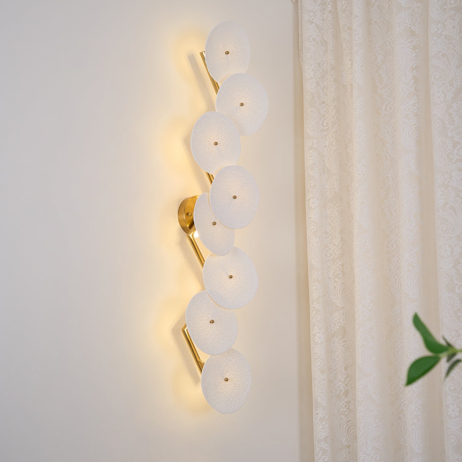 Keramische Lotusbloem Wandlamp met Gouden Armatuur – Cascade Lichteffect voor Stijlvolle Verlichting | Sansoti