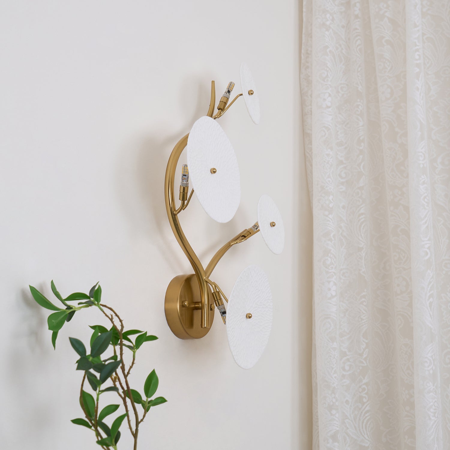 Keramische Lotusbloem Wandlamp met Gouden Armatuur – Cascade Lichteffect voor Stijlvolle Verlichting | Sansoti