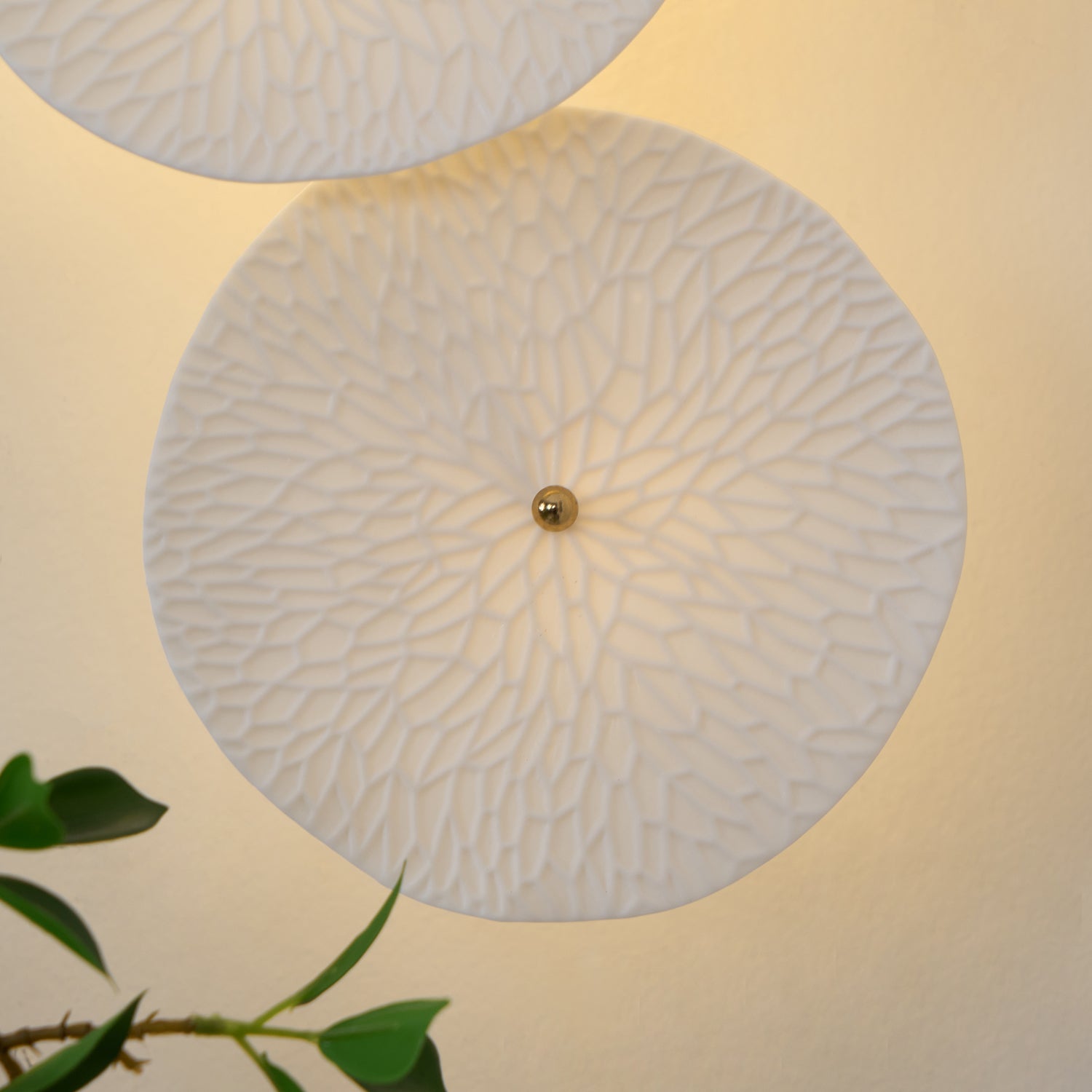 Keramische Lotusbloem Wandlamp met Gouden Armatuur – Cascade Lichteffect voor Stijlvolle Verlichting | Sansoti