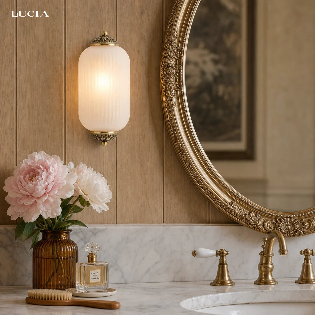 Vintage Wandlamp met Melkglazen Kap en Antieke Afwerking voor Sfeervolle Verlichting | Sansoti