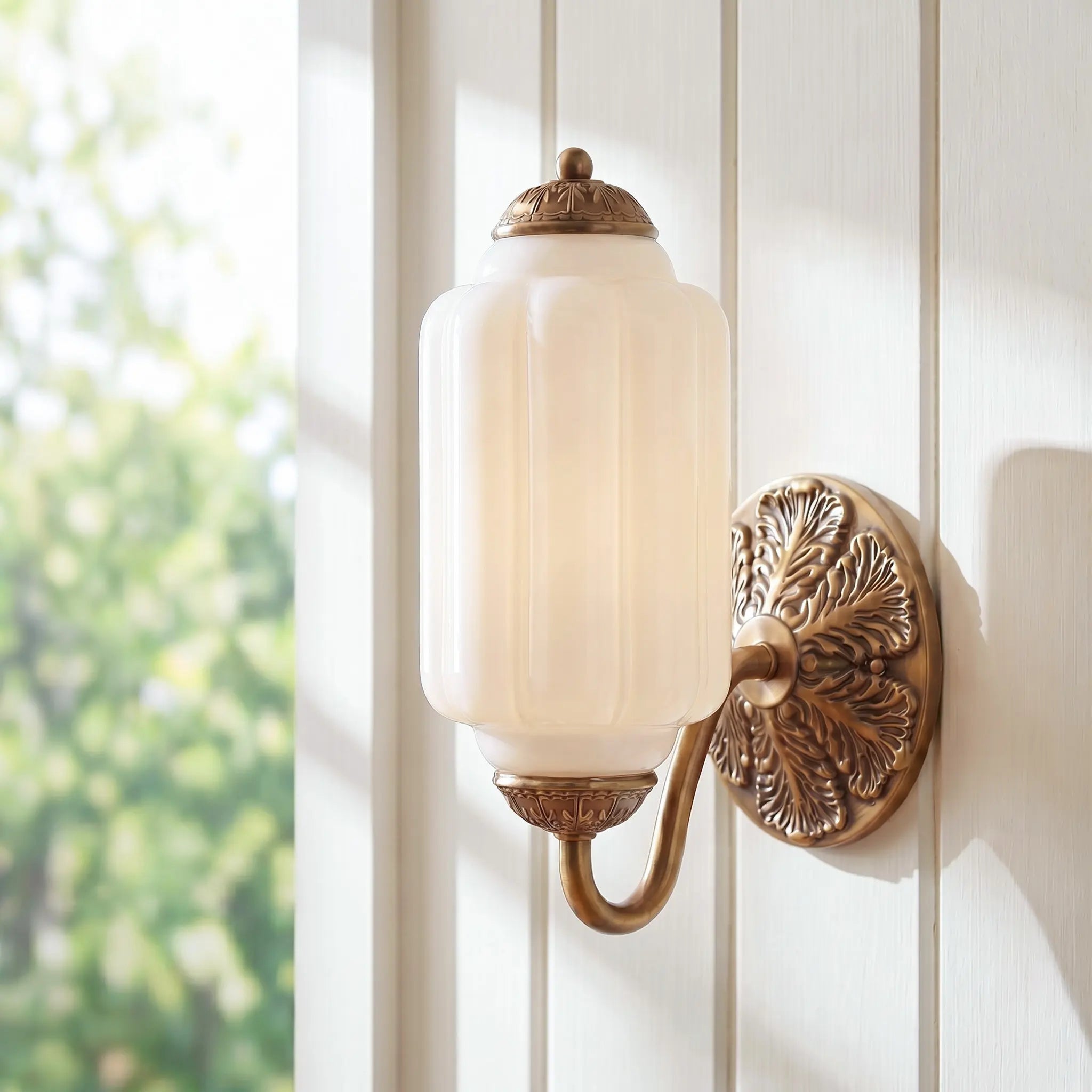 Vintage Wandlamp met Melkglas en Geolied Messing – Klassieke Retro Verlichting voor Hal, Slaapkamer, Woonkamer | Sansoti