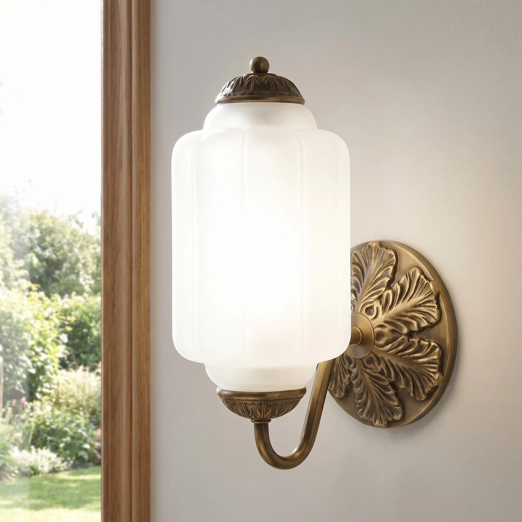 Vintage Wandlamp met Melkglas en Geolied Messing – Klassieke Retro Verlichting voor Hal, Slaapkamer, Woonkamer | Sansoti