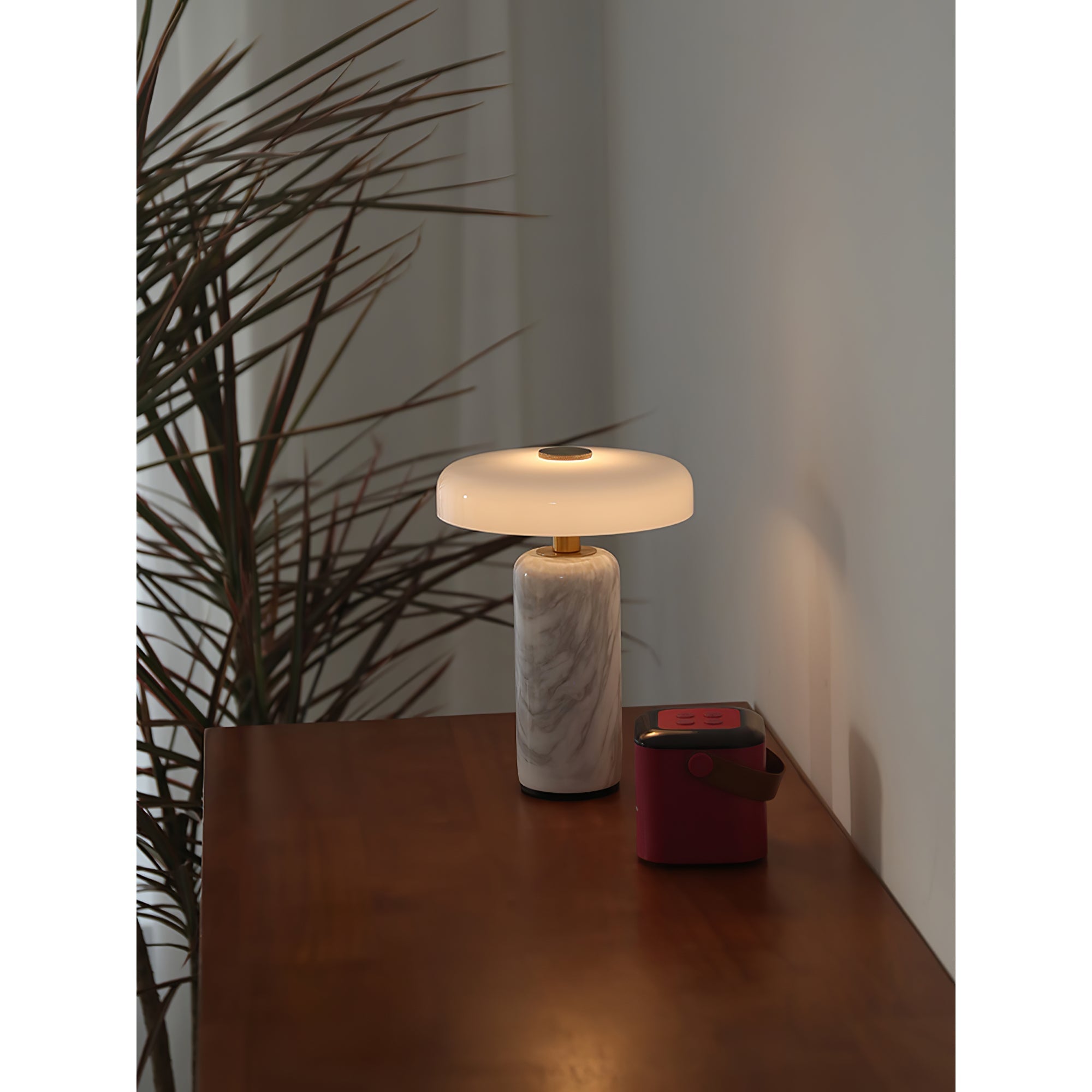 Marmeren Tafellamp met Oplaadbare Batterij – Opaline Glazen Bol & Espresso Marmeren Voet – Touch Dimbaar | Sansoti