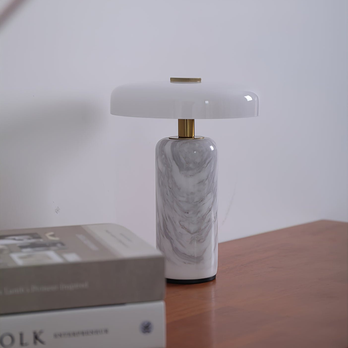 Marmeren Tafellamp met Oplaadbare Batterij – Opaline Glazen Bol & Espresso Marmeren Voet – Touch Dimbaar | Sansoti
