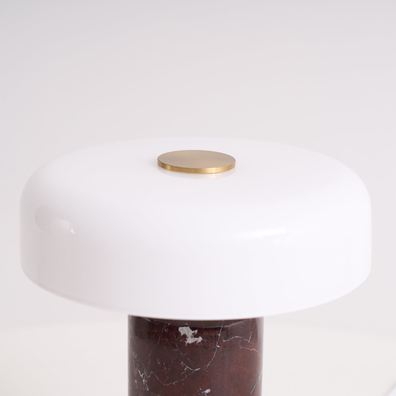 Marmeren Tafellamp met Oplaadbare Batterij – Opaline Glazen Bol & Espresso Marmeren Voet – Touch Dimbaar | Sansoti