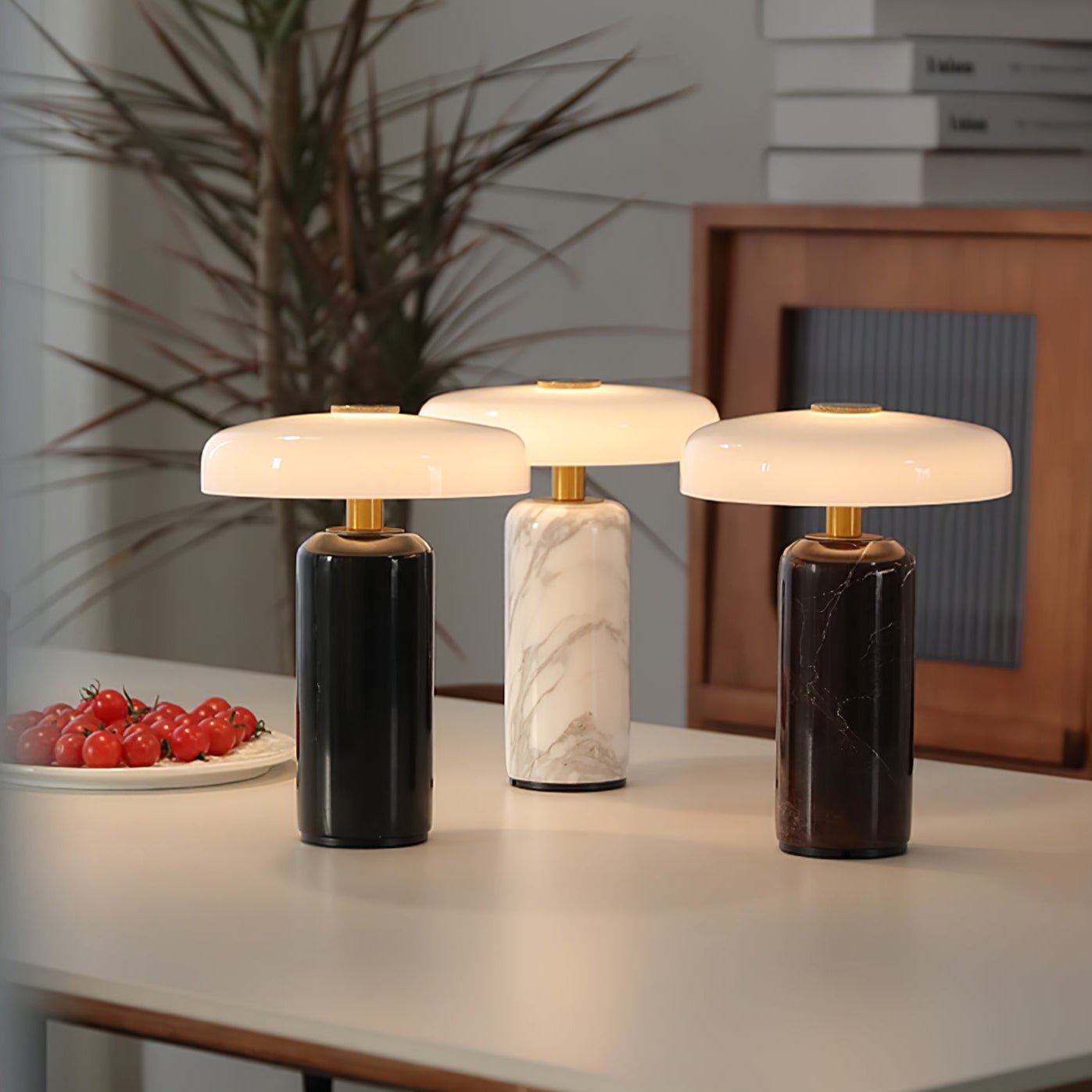 Marmeren Tafellamp met Oplaadbare Batterij – Opaline Glazen Bol & Espresso Marmeren Voet – Touch Dimbaar | Sansoti