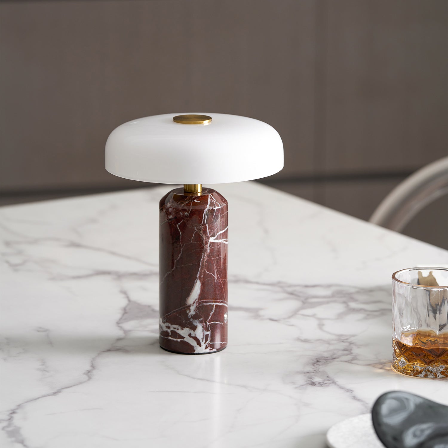 Marmeren Tafellamp met Oplaadbare Batterij – Opaline Glazen Bol & Espresso Marmeren Voet – Touch Dimbaar | Sansoti