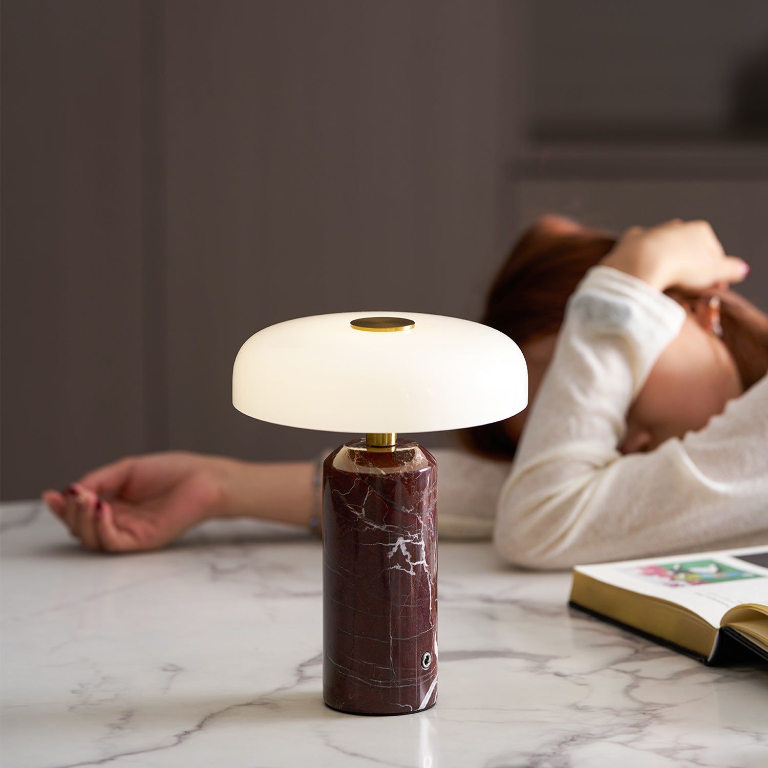 Marmeren Tafellamp met Oplaadbare Batterij – Opaline Glazen Bol & Espresso Marmeren Voet – Touch Dimbaar | Sansoti